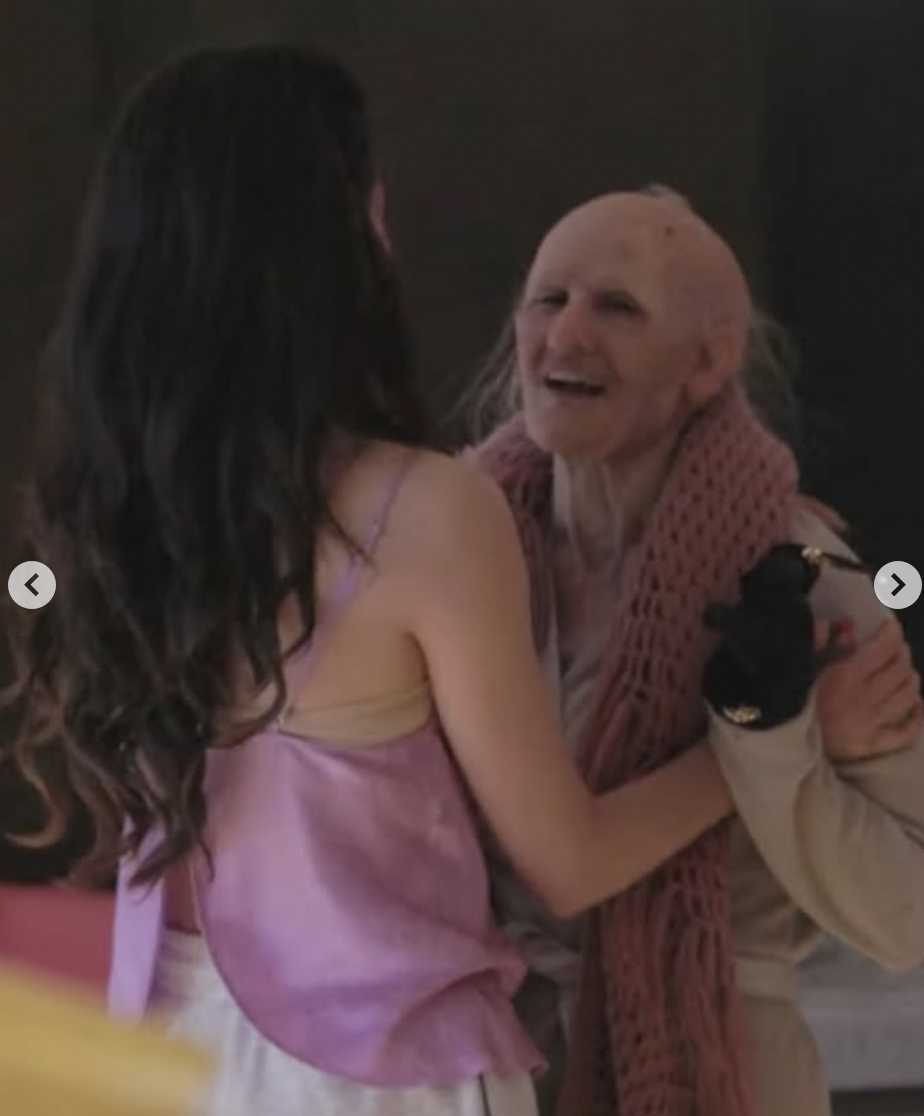 Margaret Qualley dans le rôle de Sue et Demi Moore dans celui d'Elisabeth Sparkle dans « The Substance », tiré d'une publication datée du 24 janvier 2025 | Source : Instagram/thecinegogue