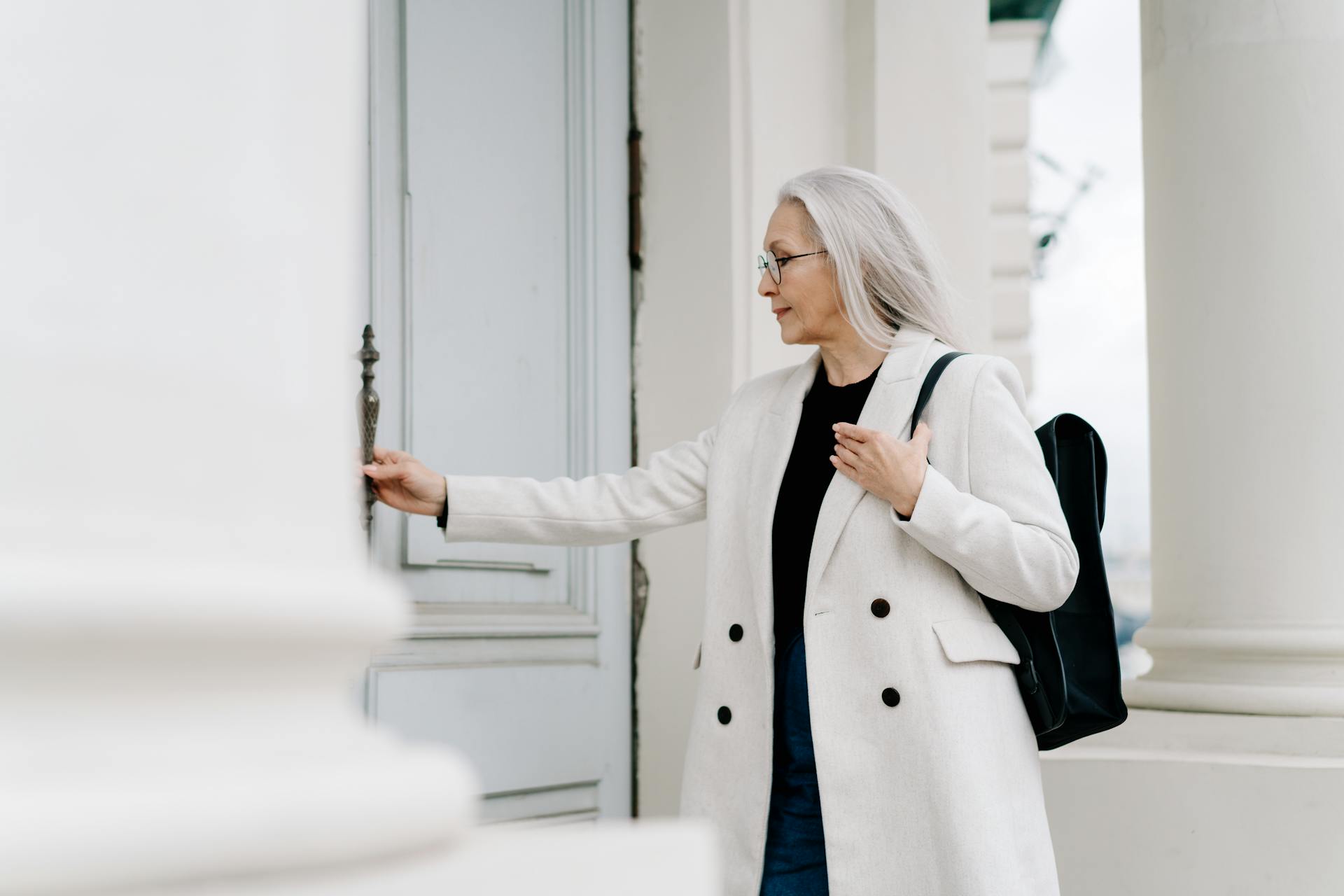 Femme âgée tenant une poignée de porte | Source : Pexels