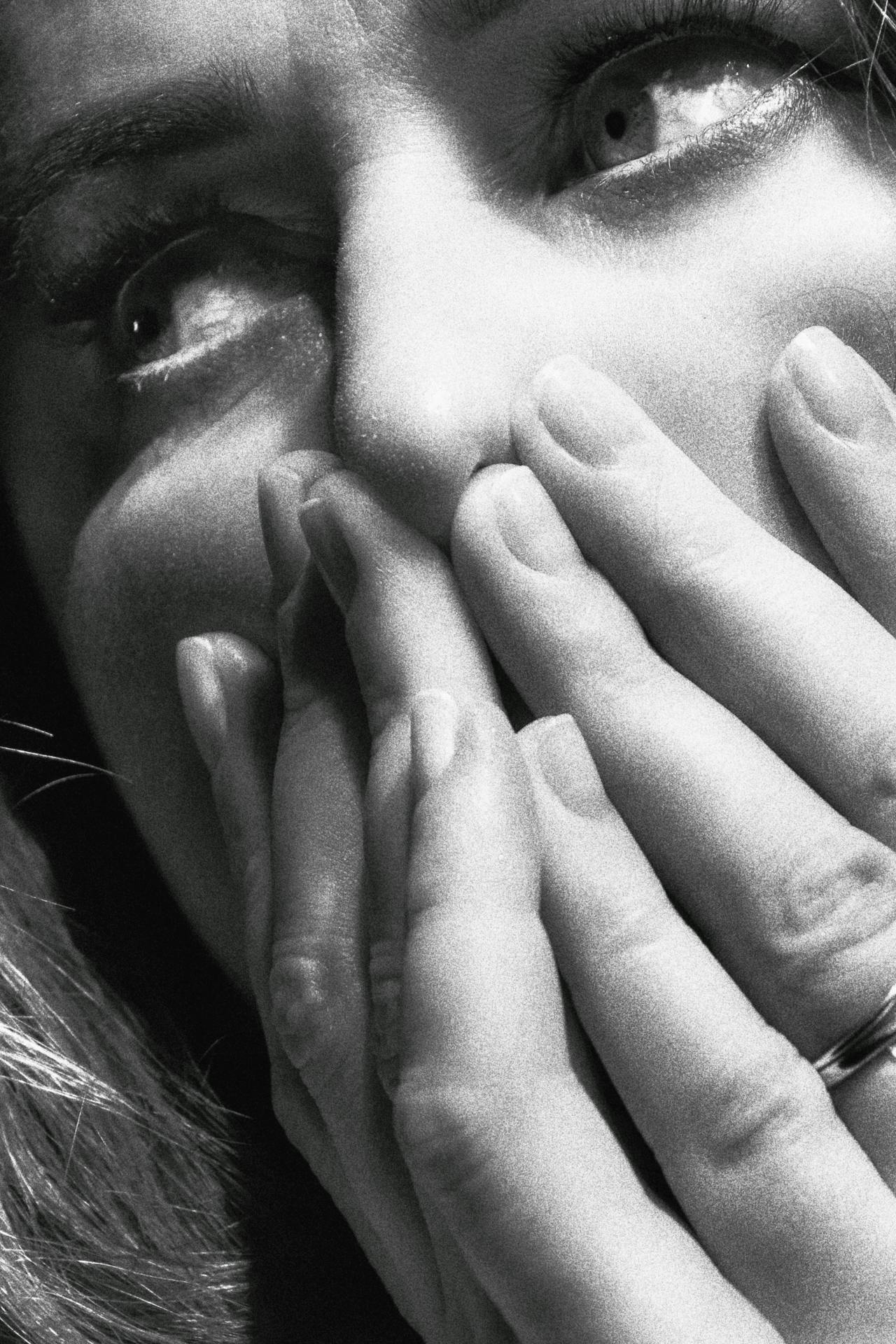 Photo en niveaux de gris d'une femme stupéfaite | Source : Pexels