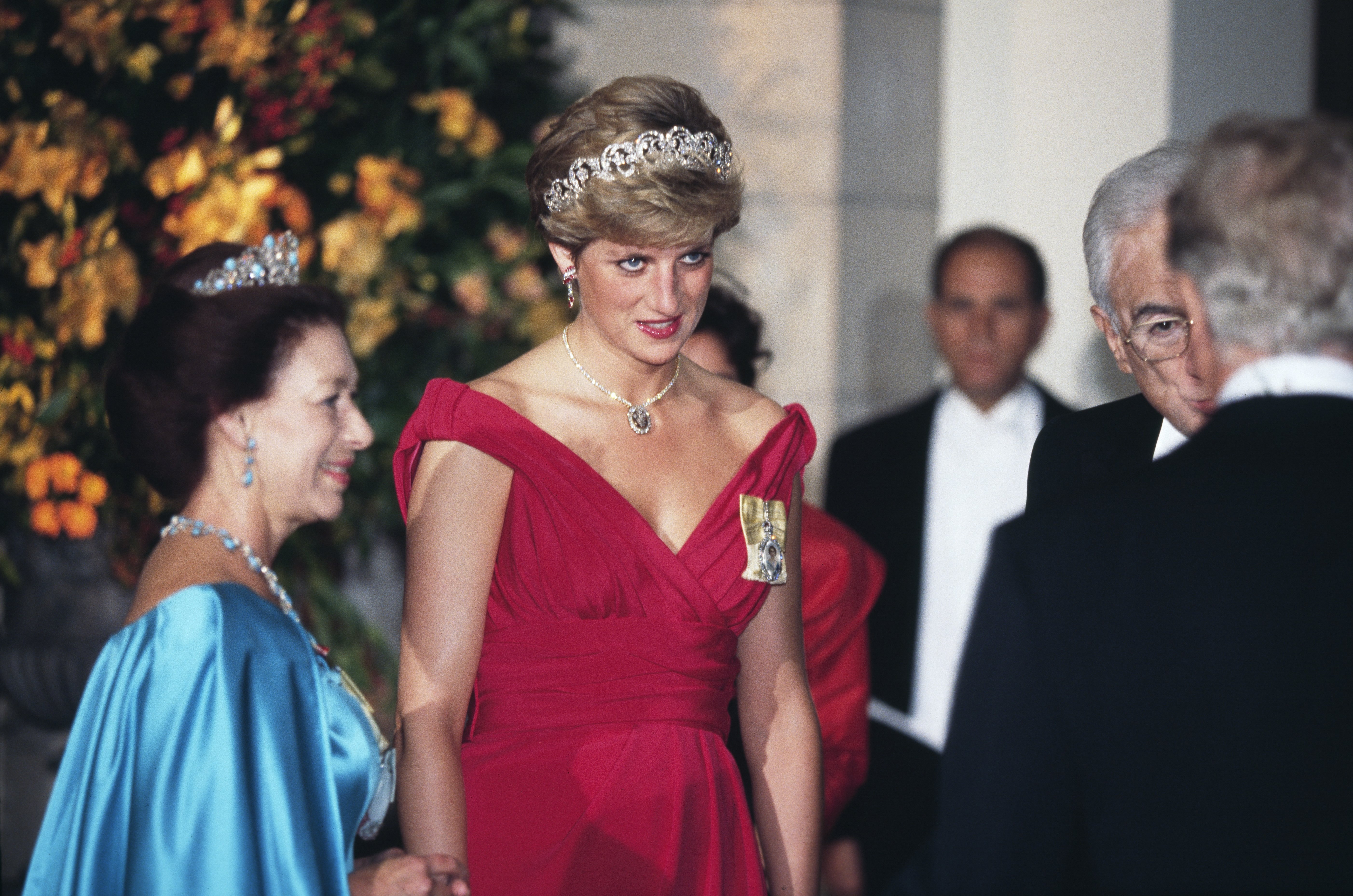La princesse Margaret et la princesse Diana à un banquet organisé en l'honneur du président italien Francesco Cossiga, au Victoria and Albert Museum de Londres, Angleterre, le 25 octobre 1990 | Source : Getty Images
