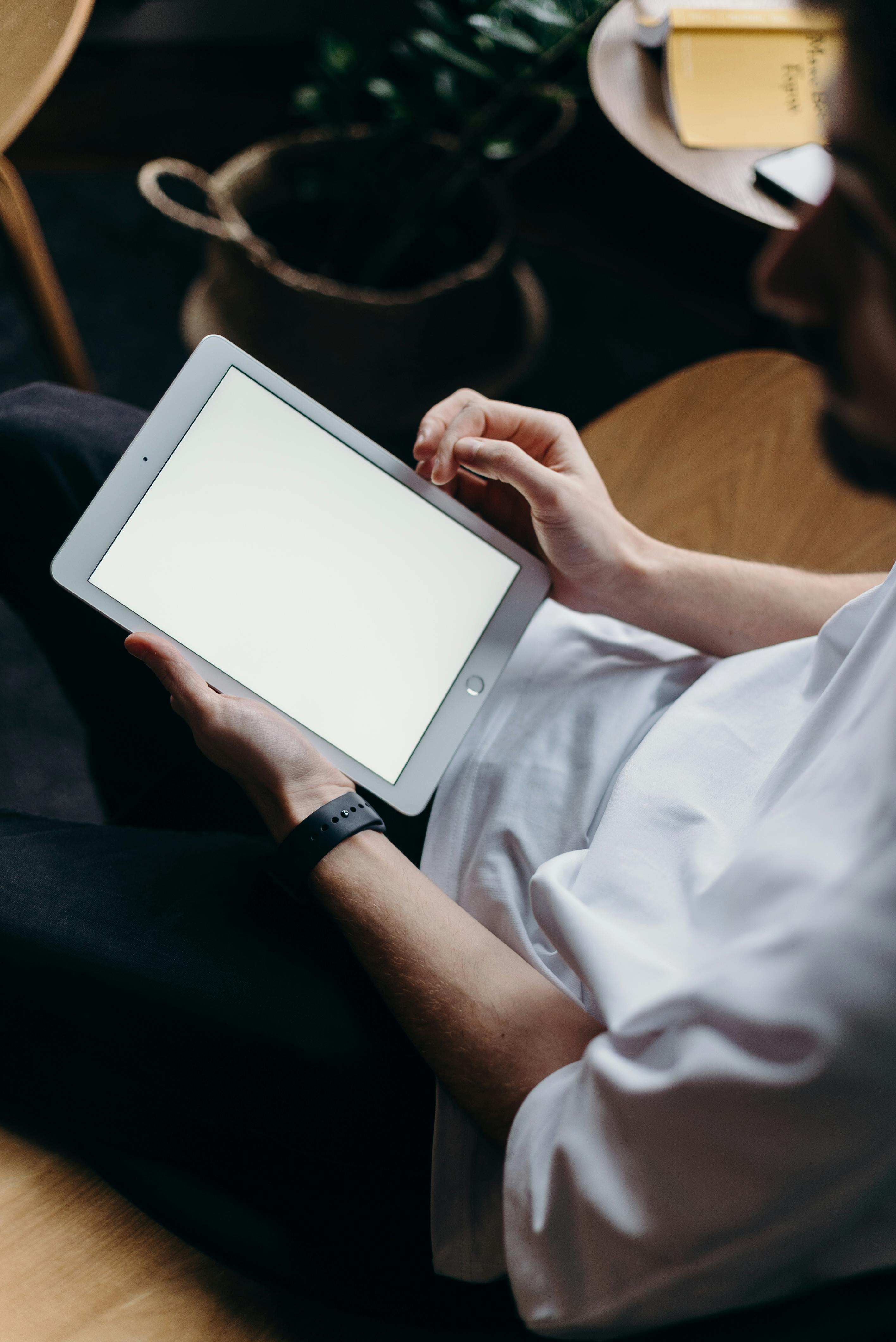 Une personne utilisant une tablette | Source : Pexels