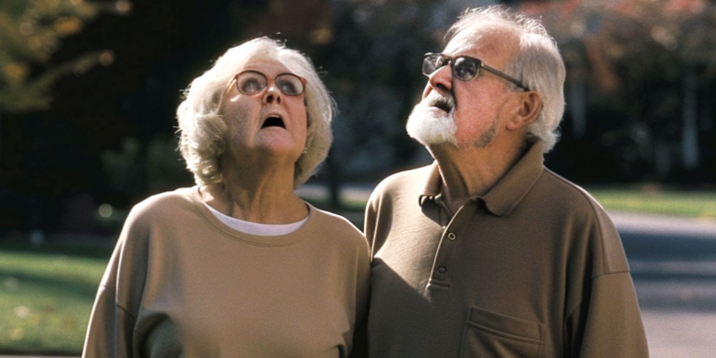 Un couple de personnes âgées regardant vers le haut | Source : Amomama