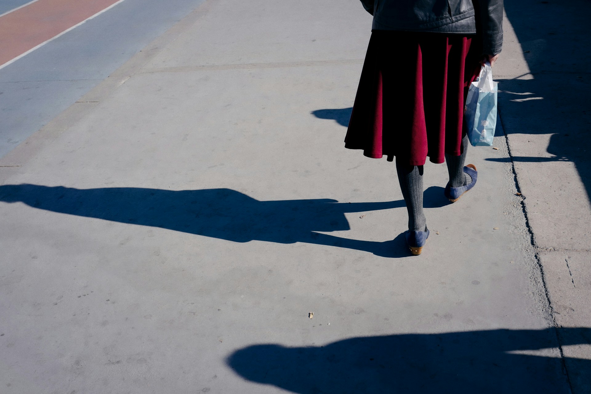 Une femme portant un sac et marchant dans la rue | Source : Unsplash