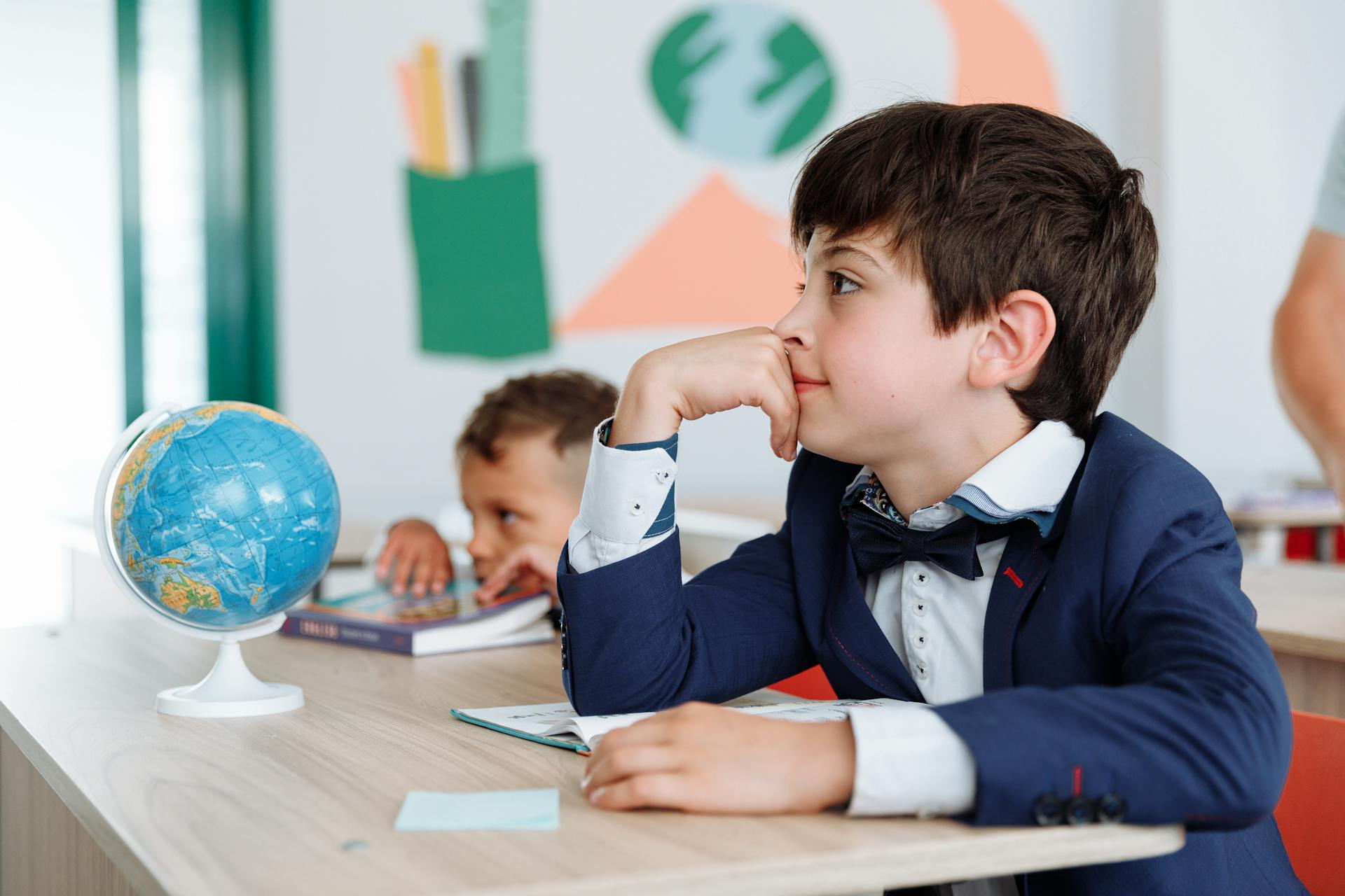 Des garçons assis dans une salle de classe | Source : Pexels