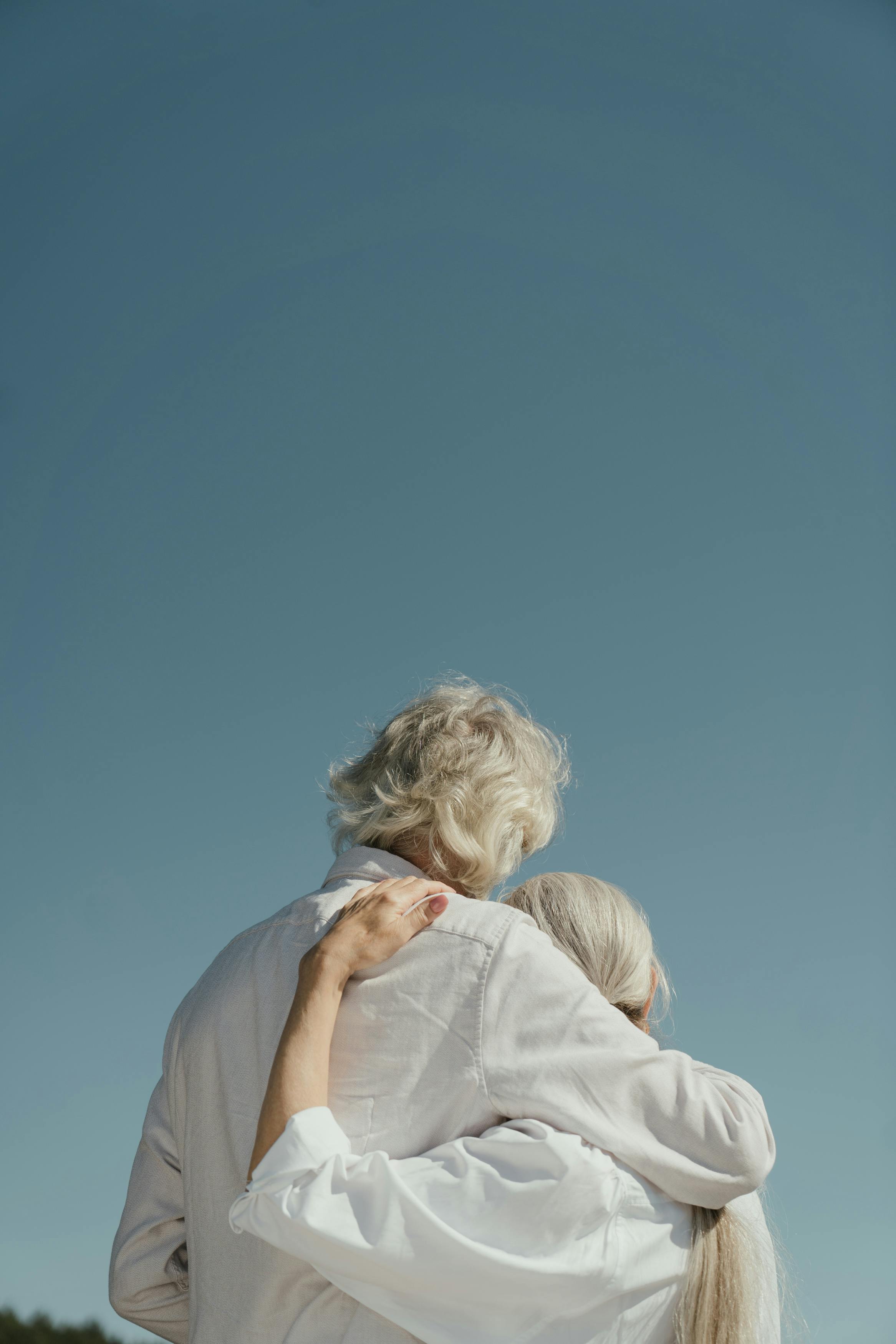 Un couple de personnes âgées se tenant ensemble | Source : Pexels