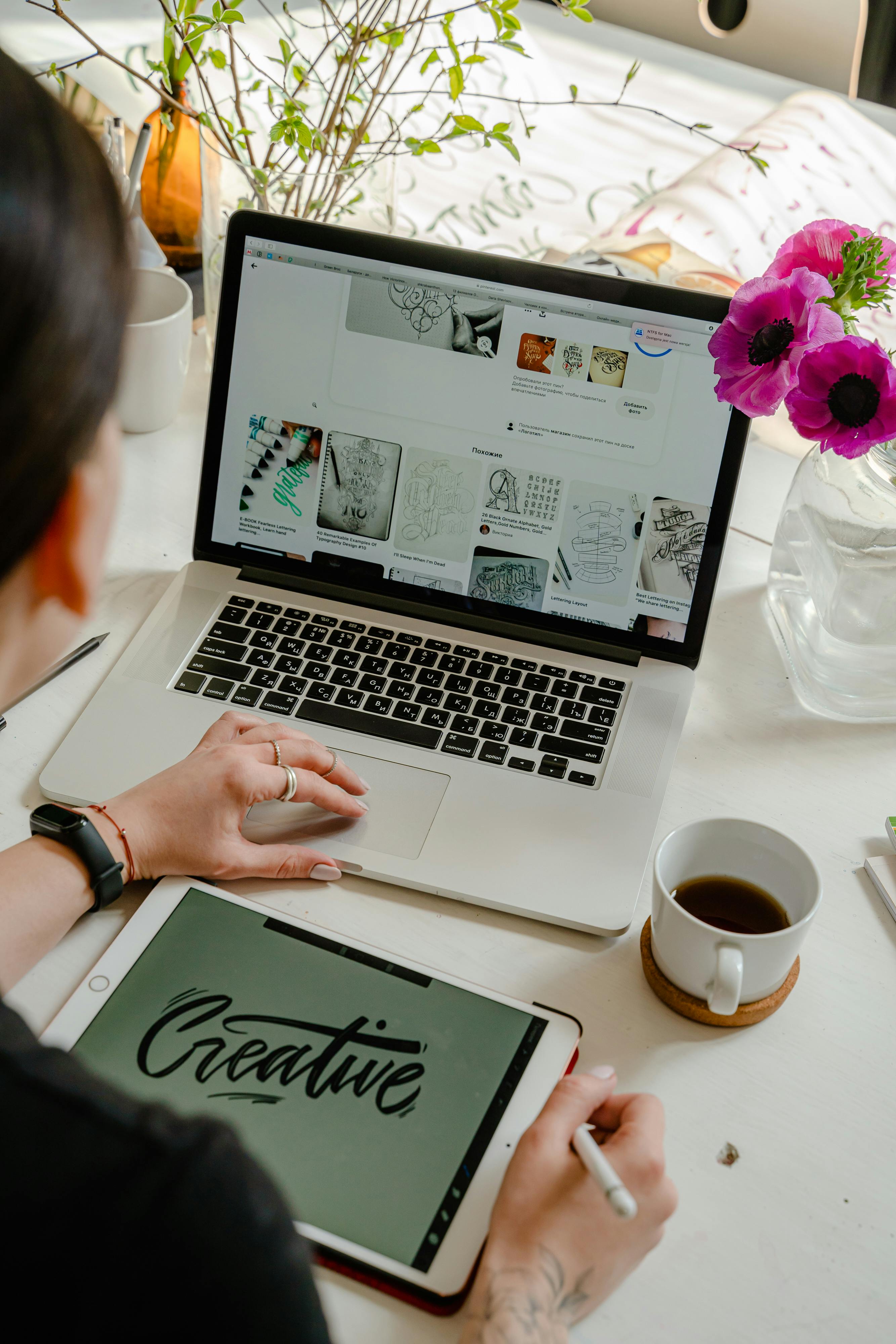 Un illustrateur au travail | Source : Pexels
