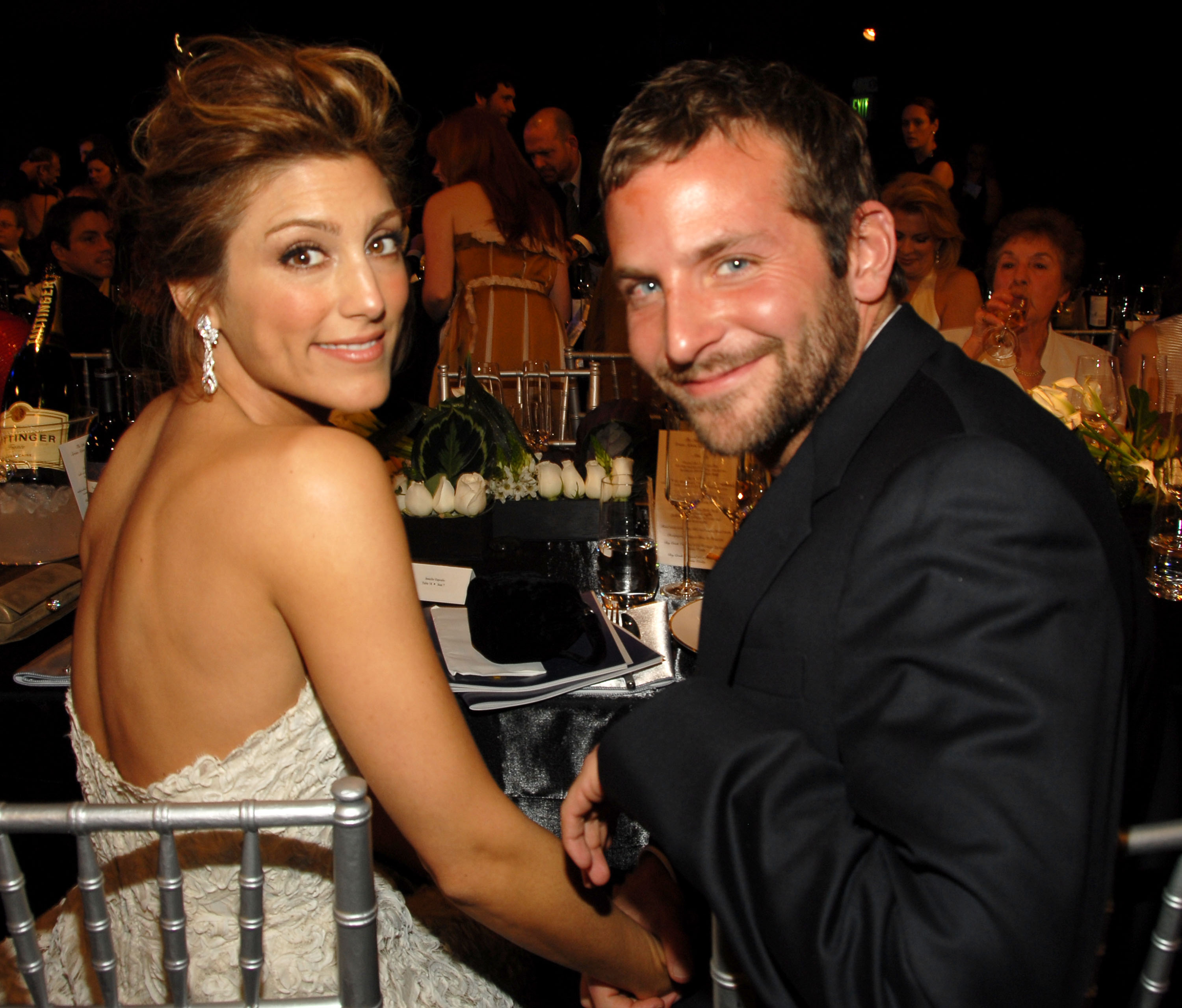 Cooper et Esposito assis côte à côte lors de la 12e cérémonie annuelle des Screen Actors Guild Awards en 2006. Esposito portait une robe bustier en dentelle et des boucles d'oreilles pendantes, et souriait à la caméra, tandis que Cooper la regardait dans son costume sombre. Le couple s'est marié plus tard dans l'année, mais s'est séparé quatre mois plus tard.