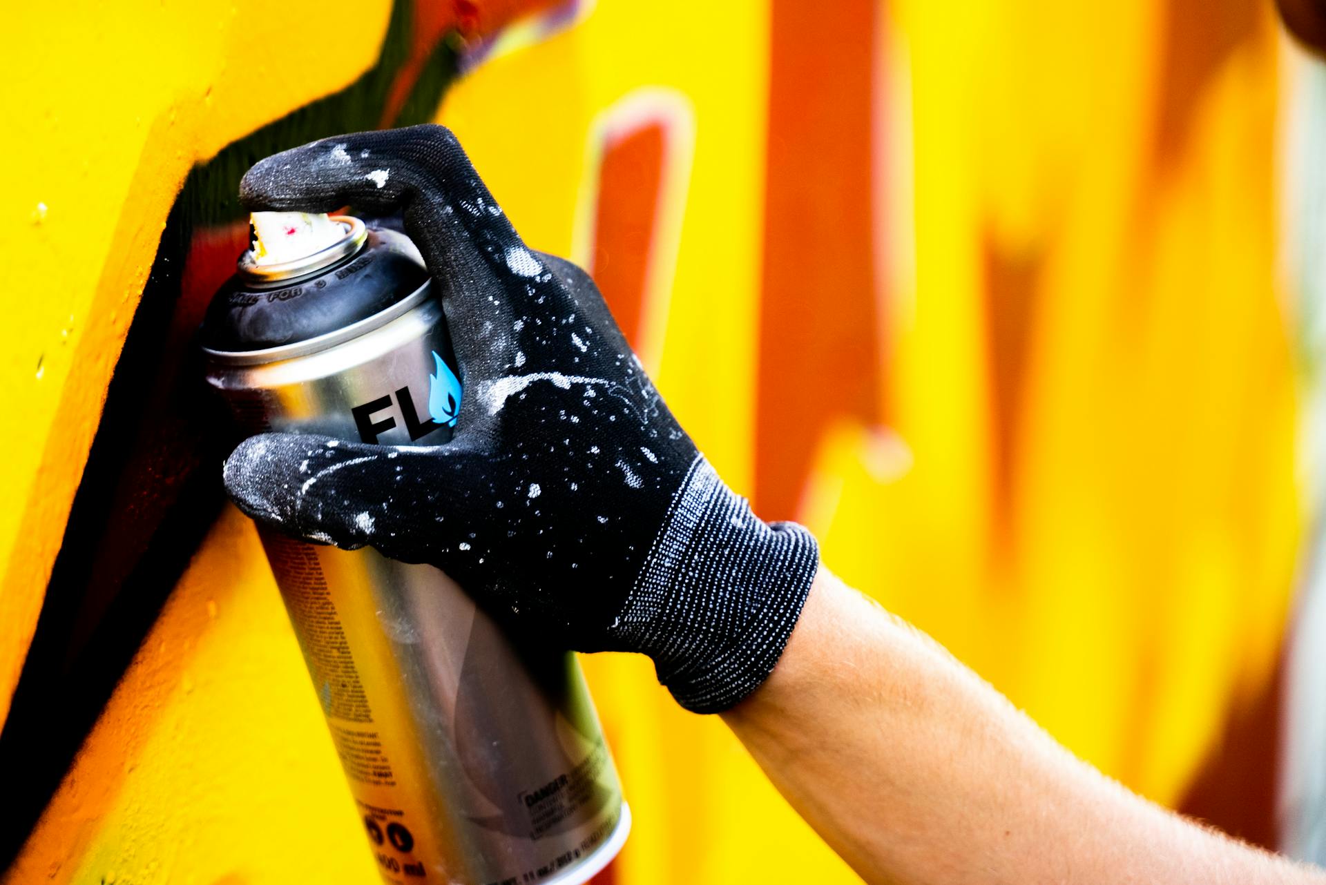 Une personne tenant une bombe de peinture | Source : Pexels