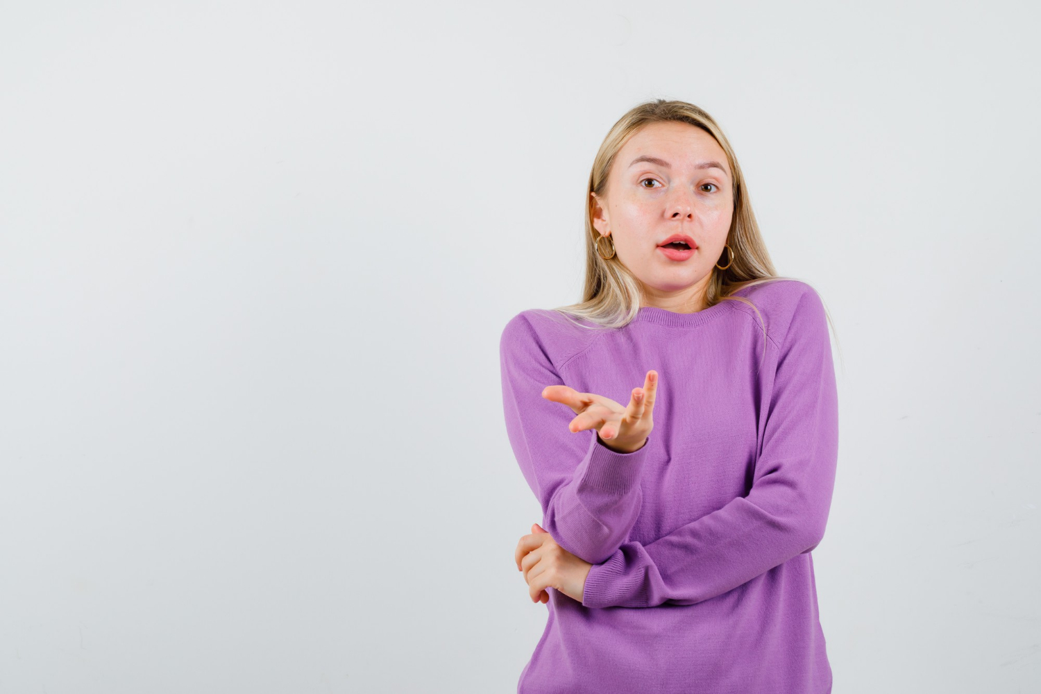 Une femme avec des gestes désinvoltes | Source : Freepik
