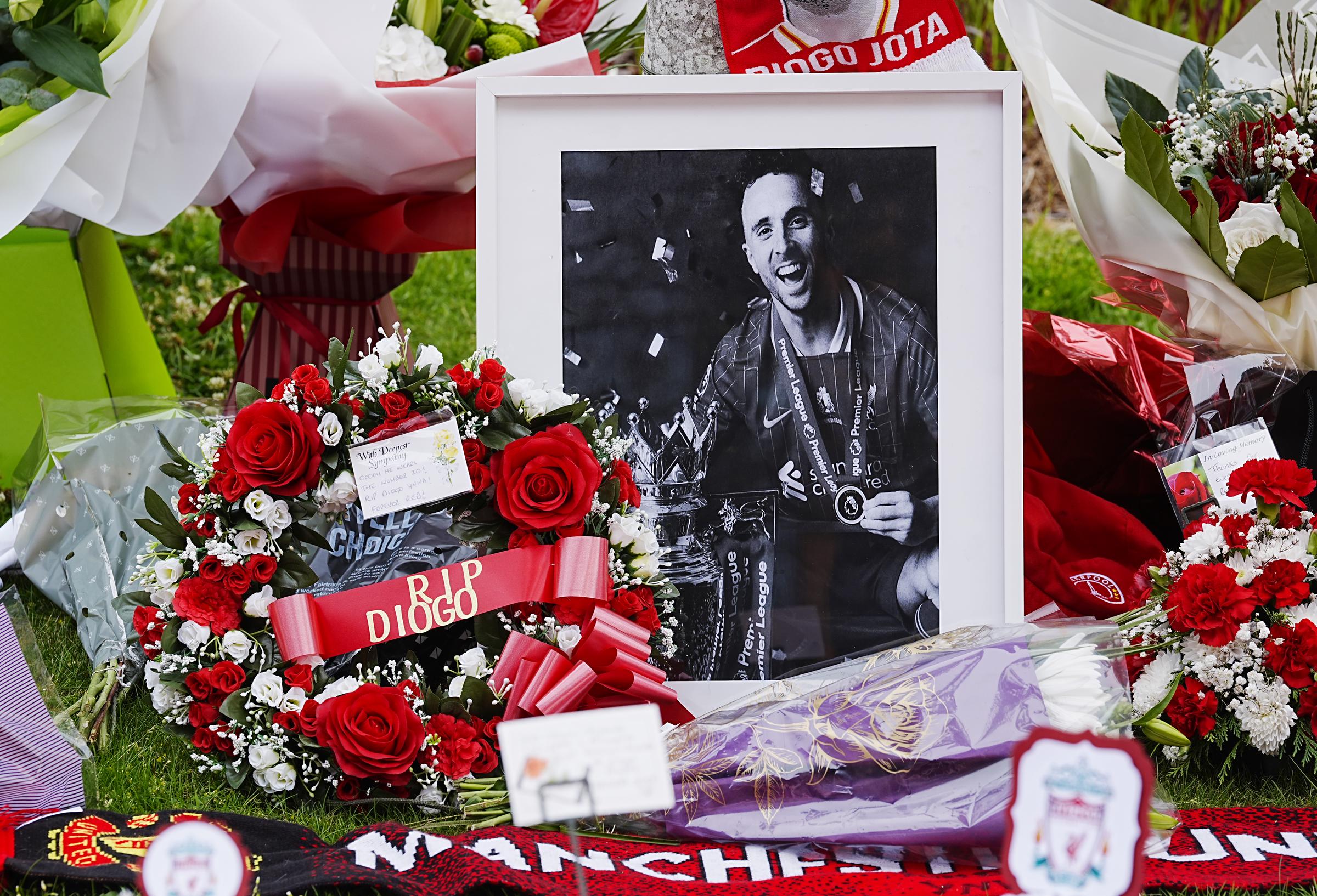 Hommage rendu au stade Anfield, domicile du Liverpool FC, en mémoire de Diogo Jota, décédé à l'âge de 28 ans. L'attaquant portugais a perdu la vie aux côtés de son jeune frère André Silva dans un accident survenu jeudi matin à Zamora. Le 4 juillet 2025 I Source : Getty Images