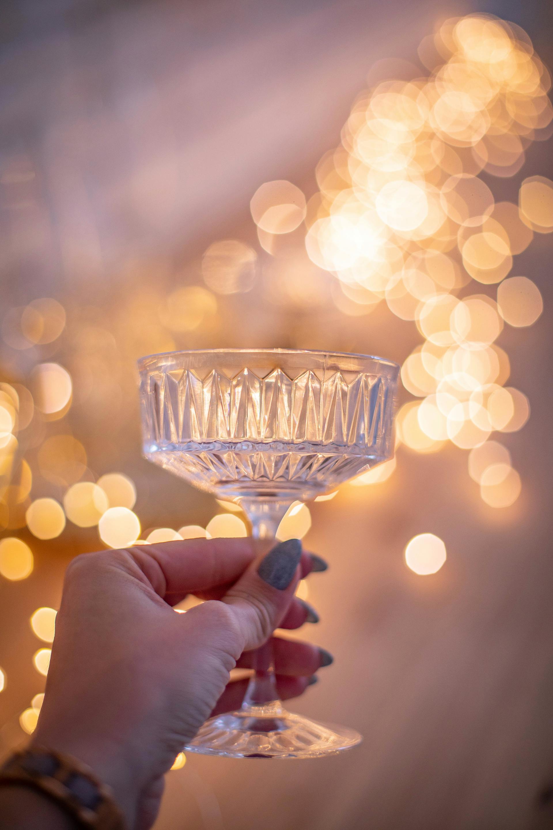 Une femme brandissant un verre | Source : Pexels