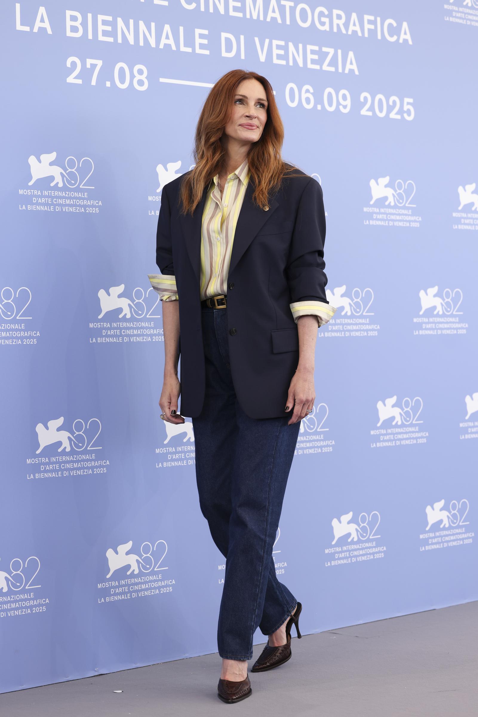Julia Roberts assiste à la séance photo « After the Hunt » lors du 82e Festival international du film de Venise, le 29 août 2025, à Venise, en Italie. Elle pose devant l'affiche avec son sourire doux caractéristique, resplendissante.