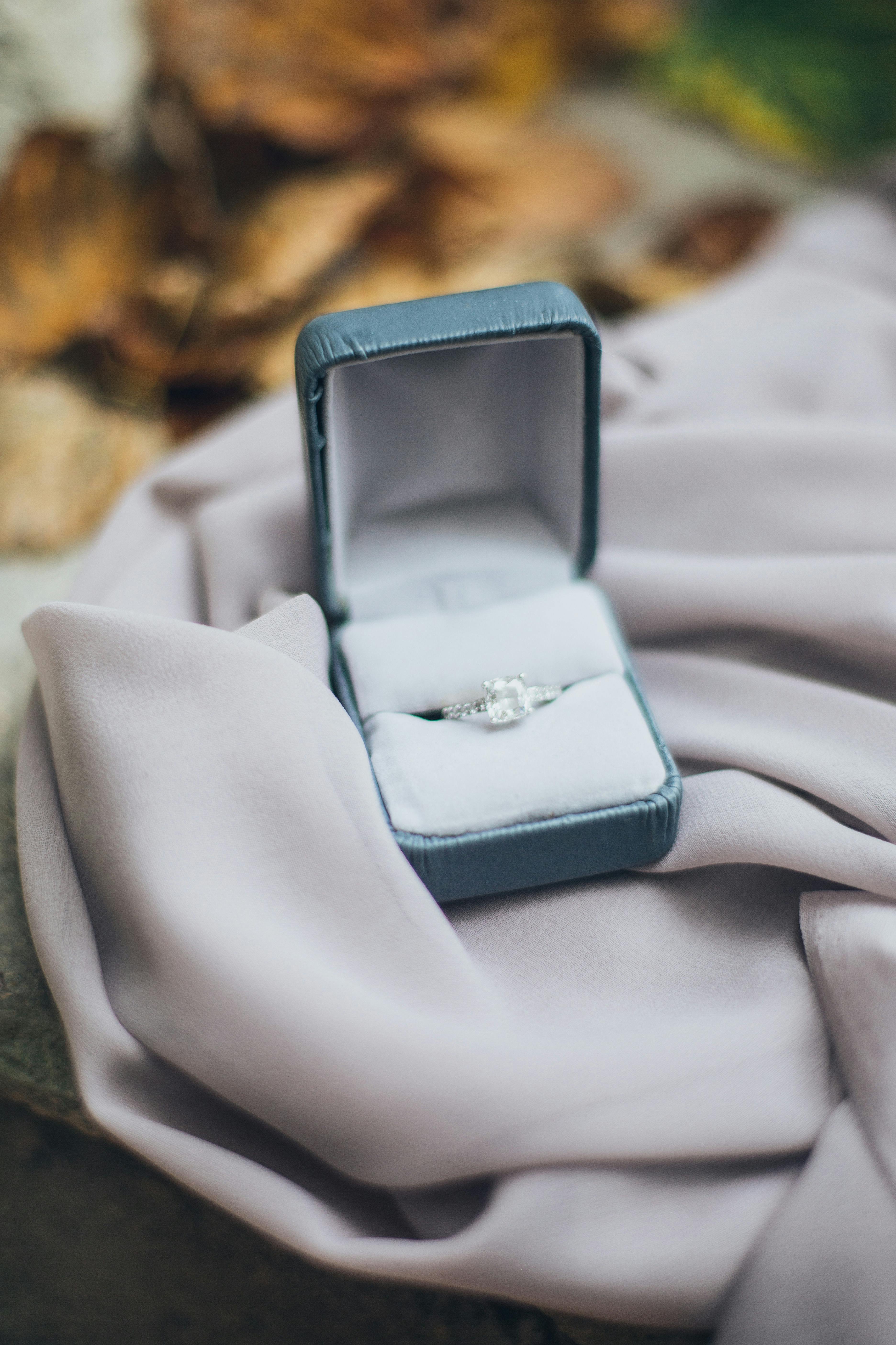 Une bague en diamant dans un écrin de velours bleu | Source : Pexels
