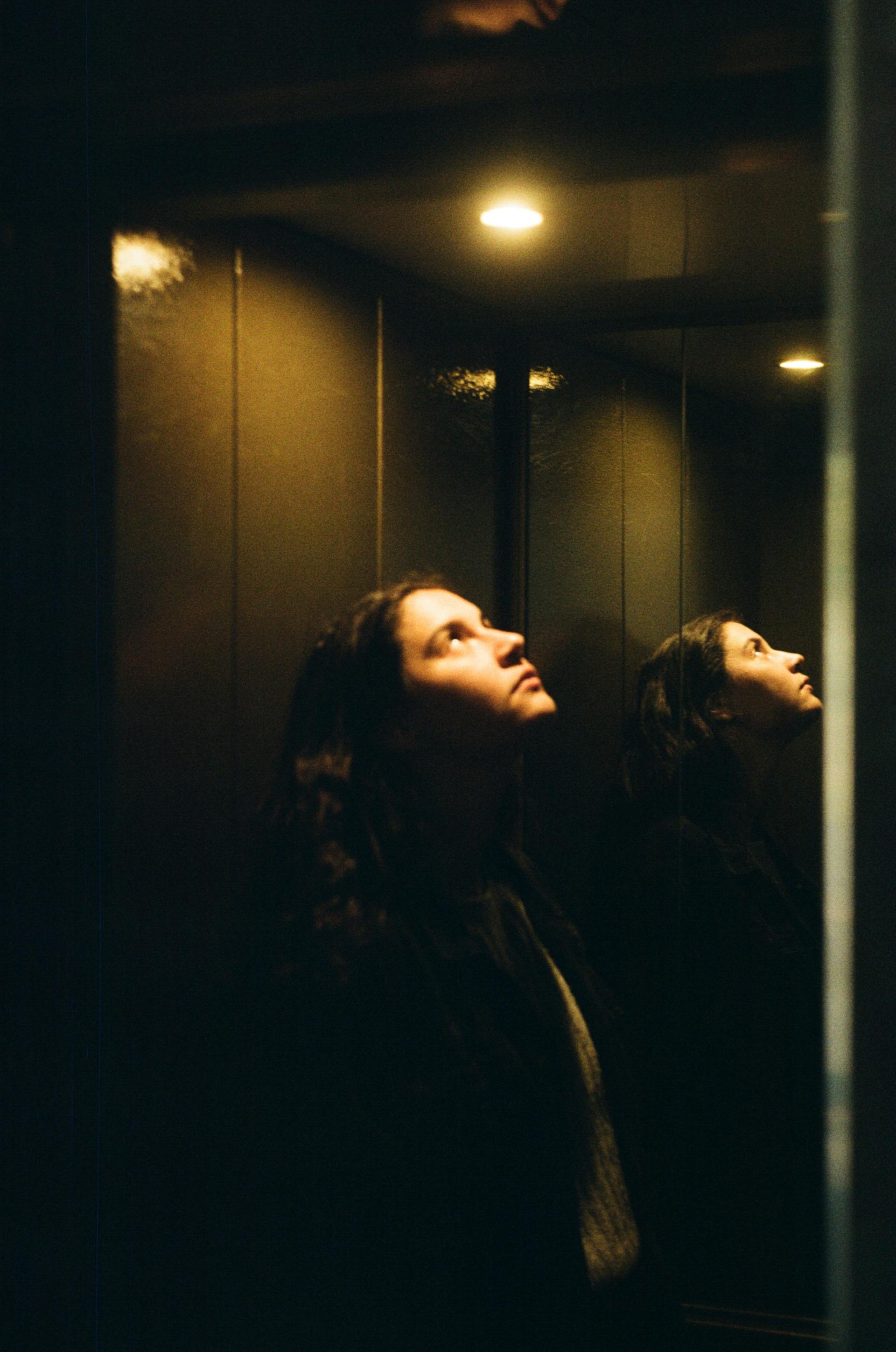 Une femme dans un ascenseur qui regarde la lumière | Source : Pexels