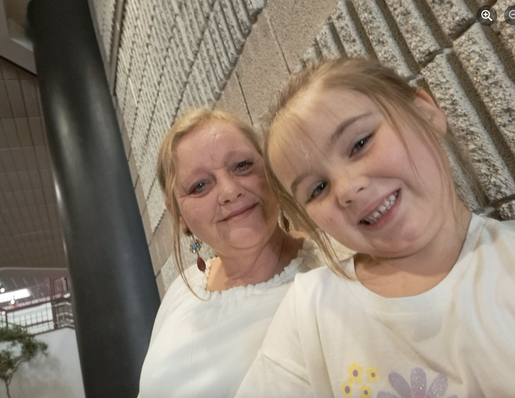 Emouree Johnson avec sa grand-mère, Jennifer Bordner, comme on le voit sur une photo datée du 24 juillet 2023 | Source : Facebook/jennifer.bordner