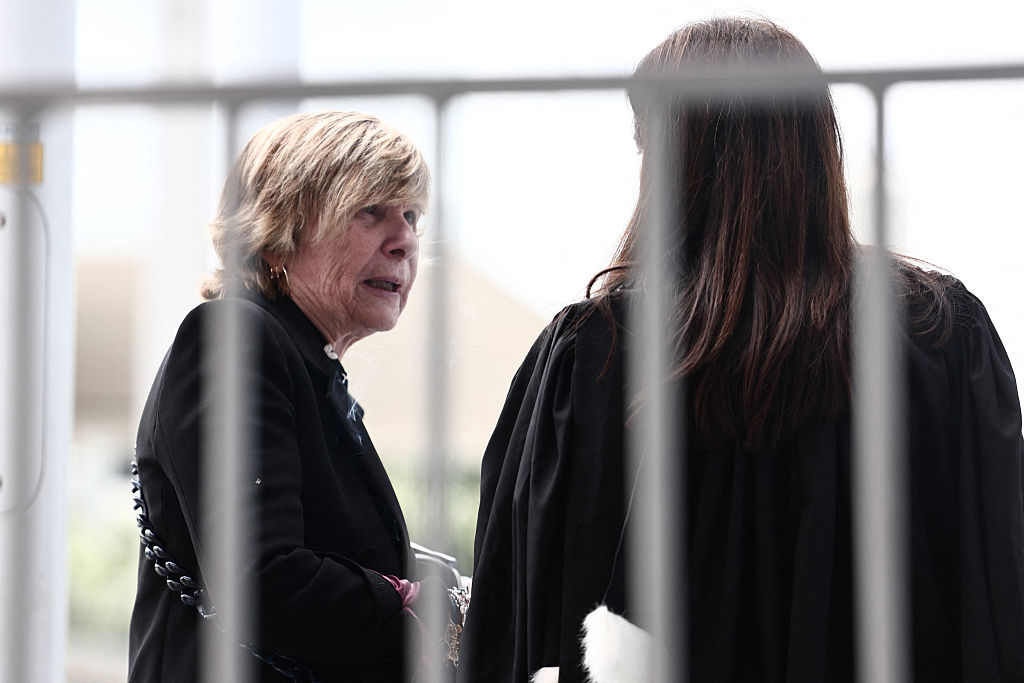 Mimi Marchand (à gauche) s'entretient avec son avocat lors d'une interruption de son procès pour suspicion de chantage à l'encontre de la présentatrice de télévision Karine Le Marchand, au tribunal correctionnel de Paris, le 26 mai 2025. | Source : Getty Images