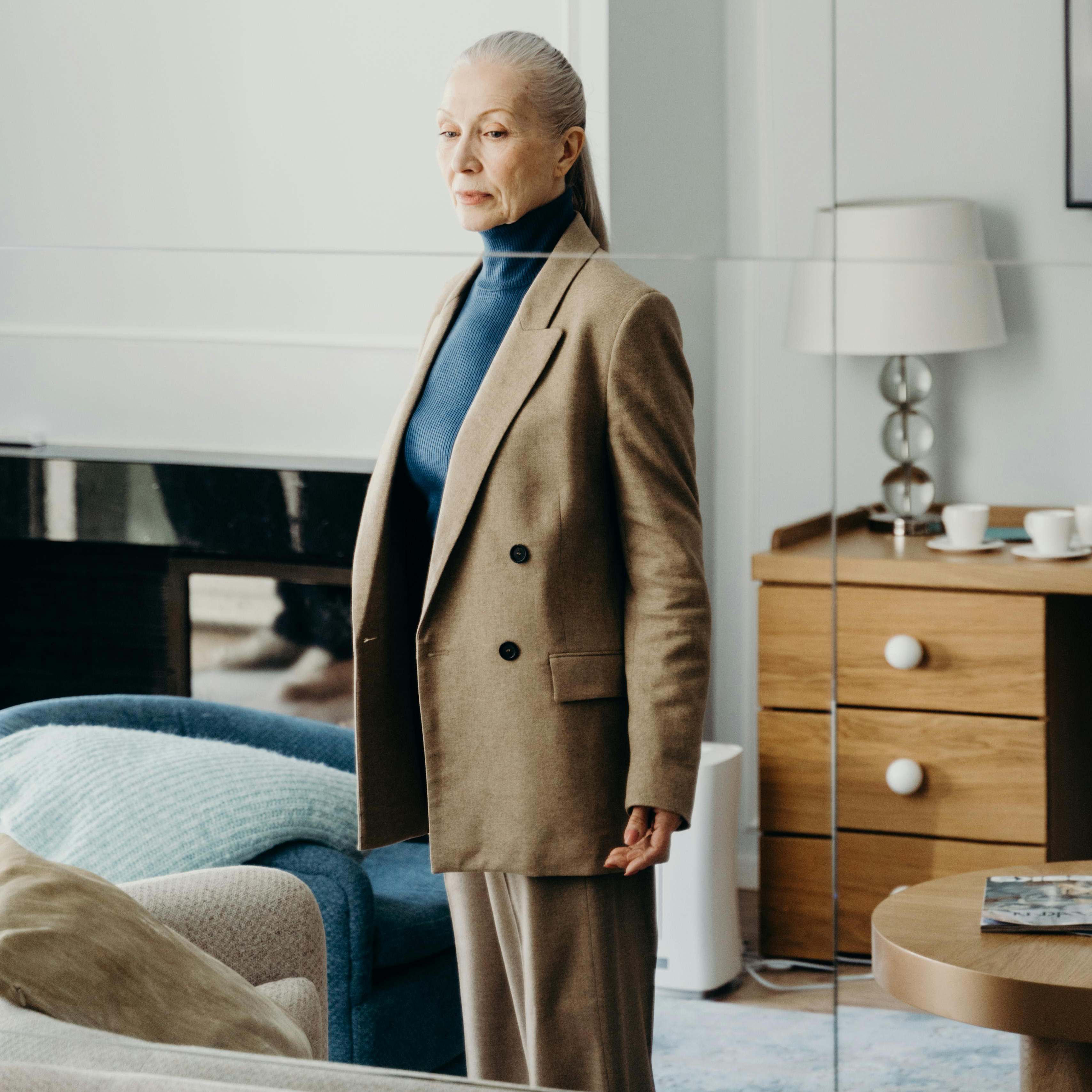 Une femme âgée se reflétant dans le miroir d'une chambre à coucher. | Source : Pexels