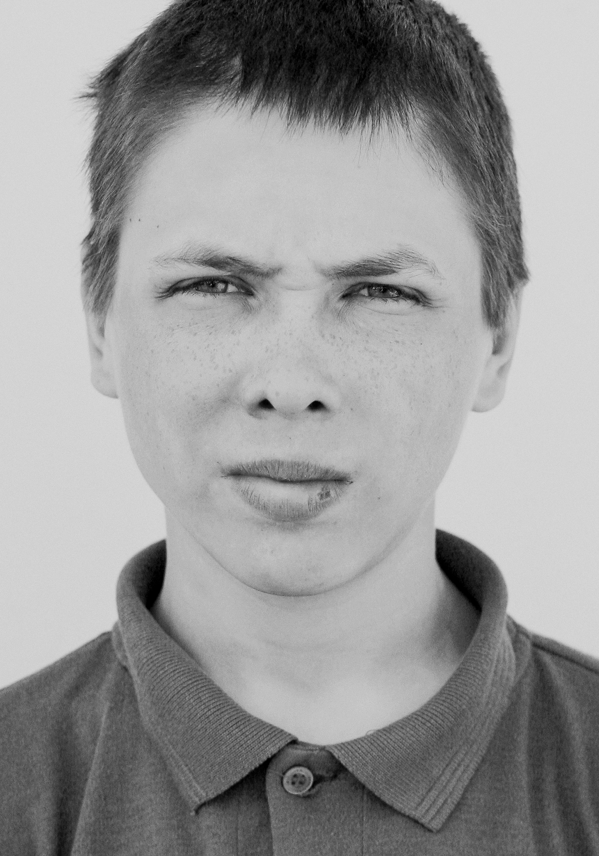 Un garçon qui fait une grimace à quelqu'un | Source : Unsplash
