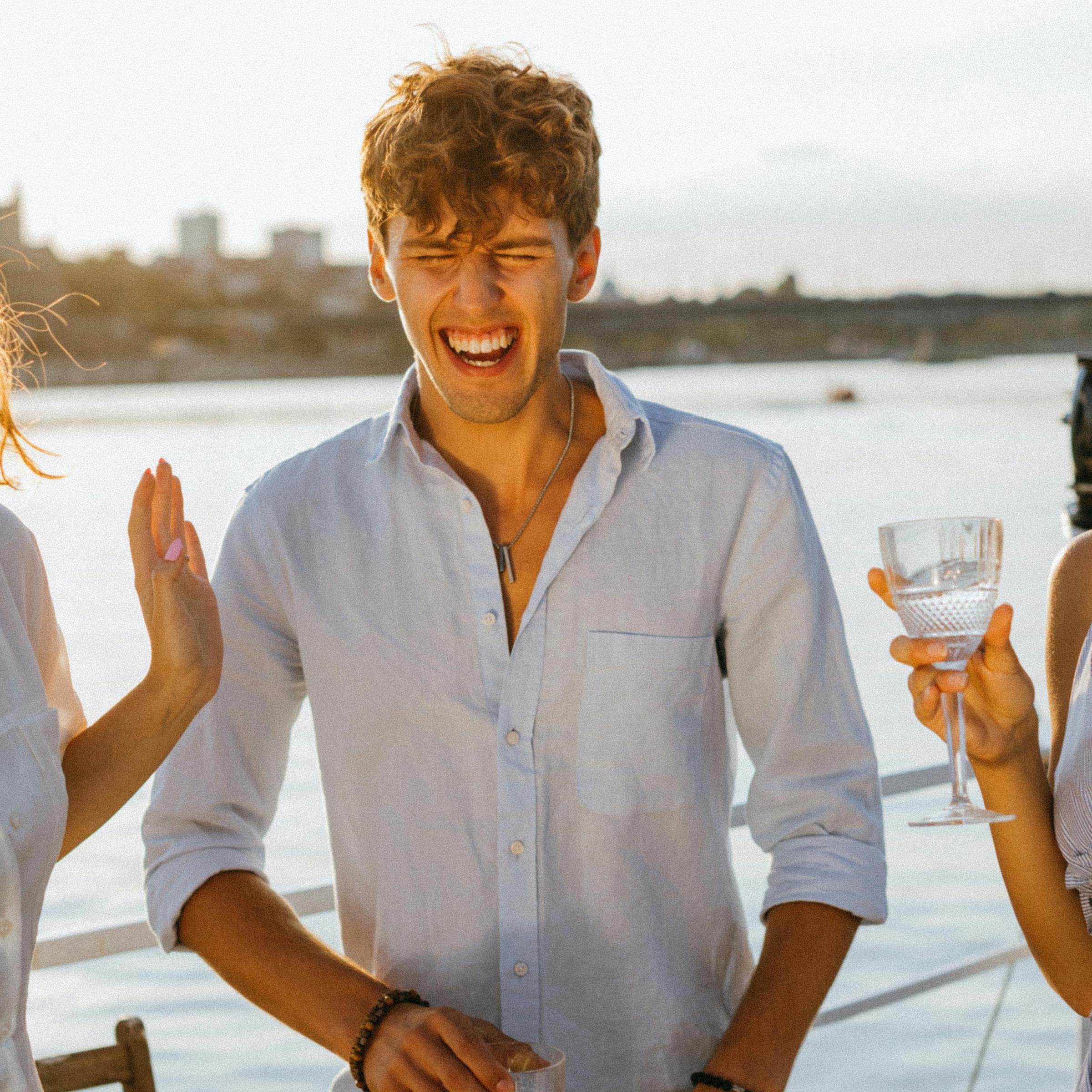 Un homme sur le pont d'un yacht, en train de rire | Source : Pexels