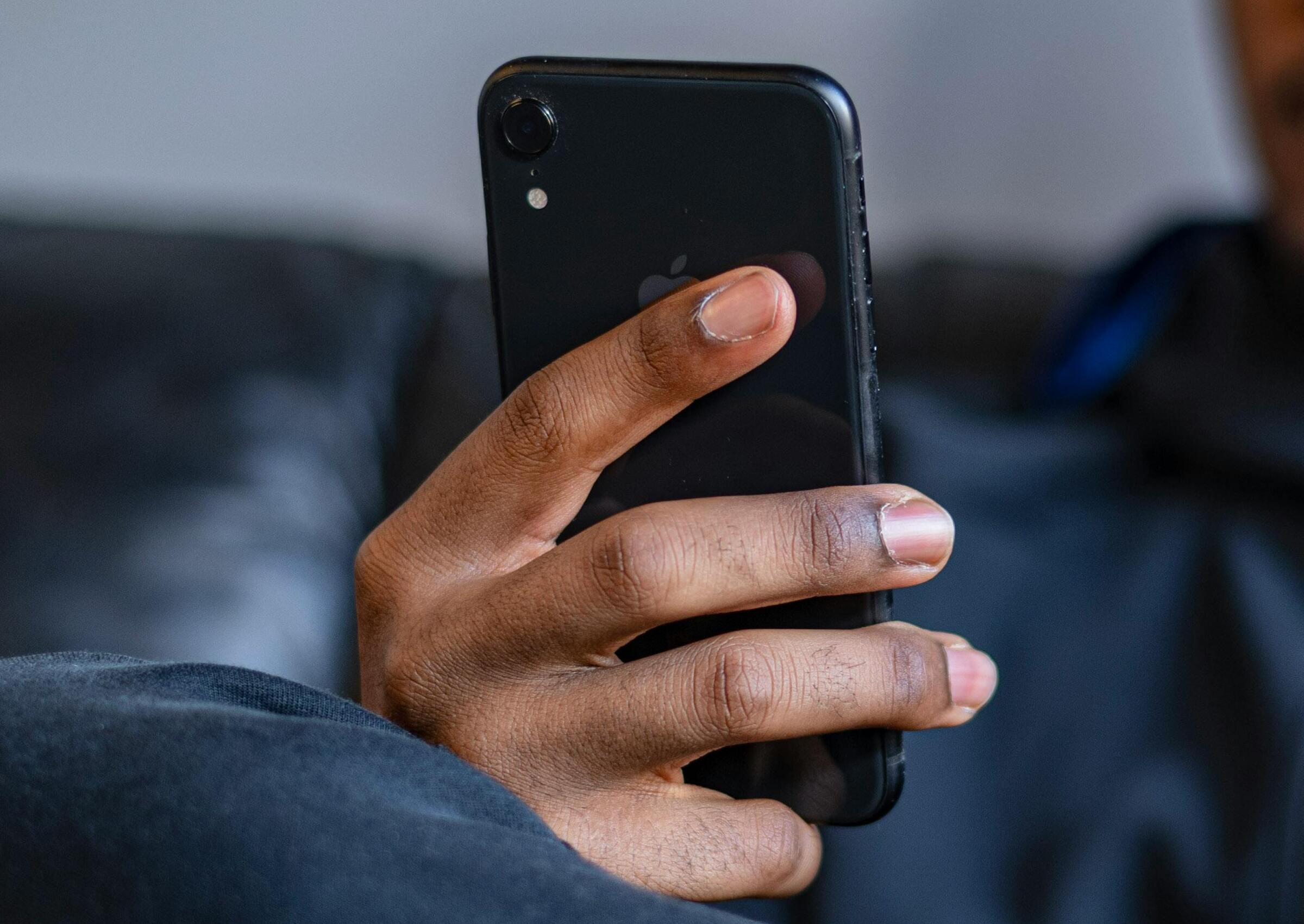 Un homme tenant un téléphone | Source : Pexels