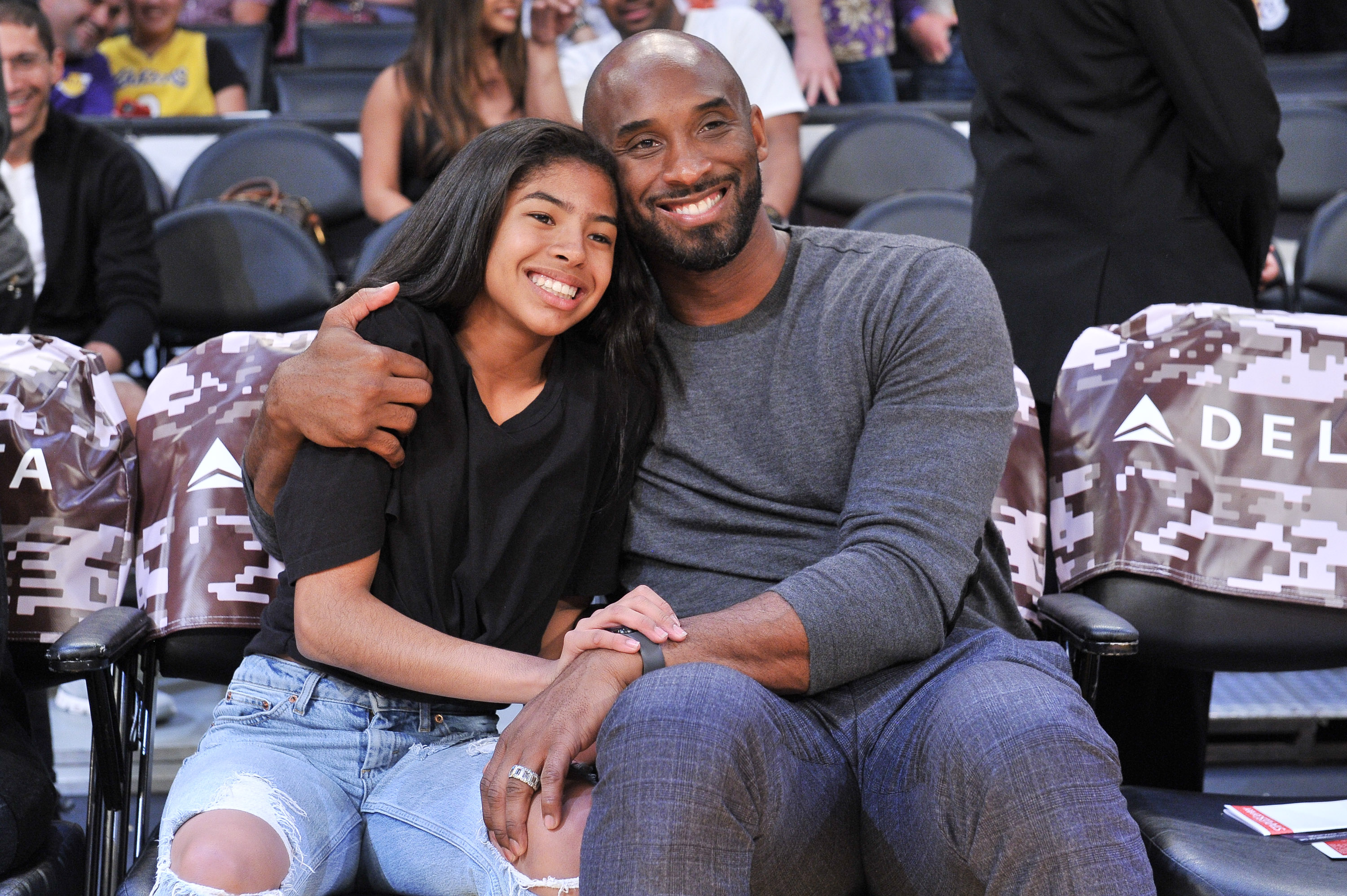 Kobe Bryant avec sa fille, Gianna Bryant, lors d'un match de basket entre les Los Angeles Lakers et les Atlanta Hawks au Staples Center, le 17 novembre 2019, à Los Angeles, en Californie. | Source : Getty Images
