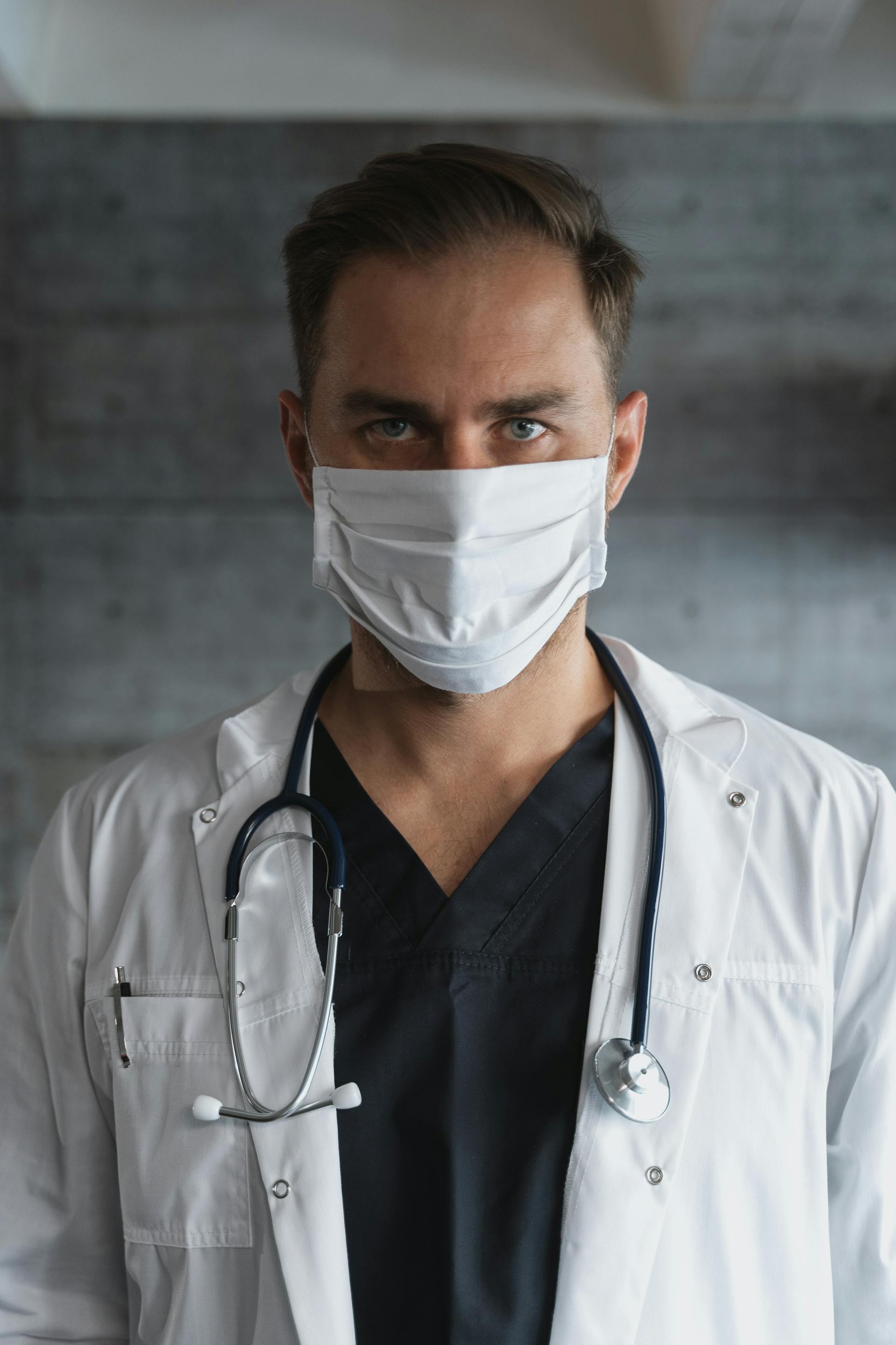Un médecin portant un masque facial | Source : Pexels