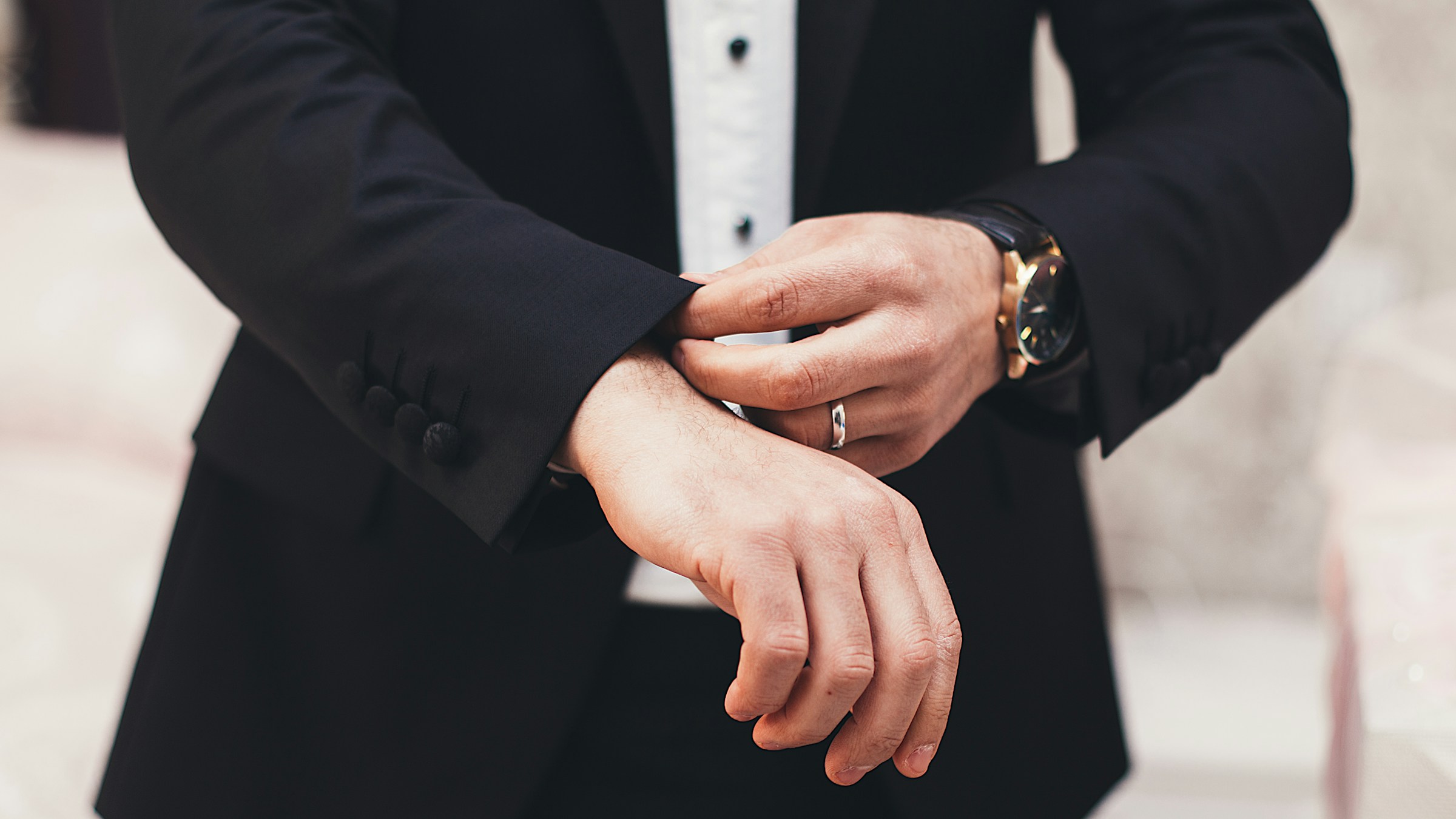 Gros plan d'un homme en costume | Source : Unsplash