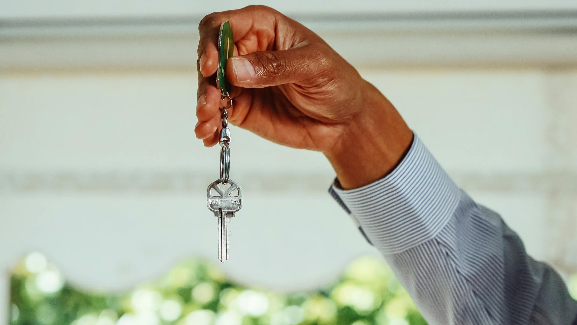 Un homme tenant une clé | Source : Pexels