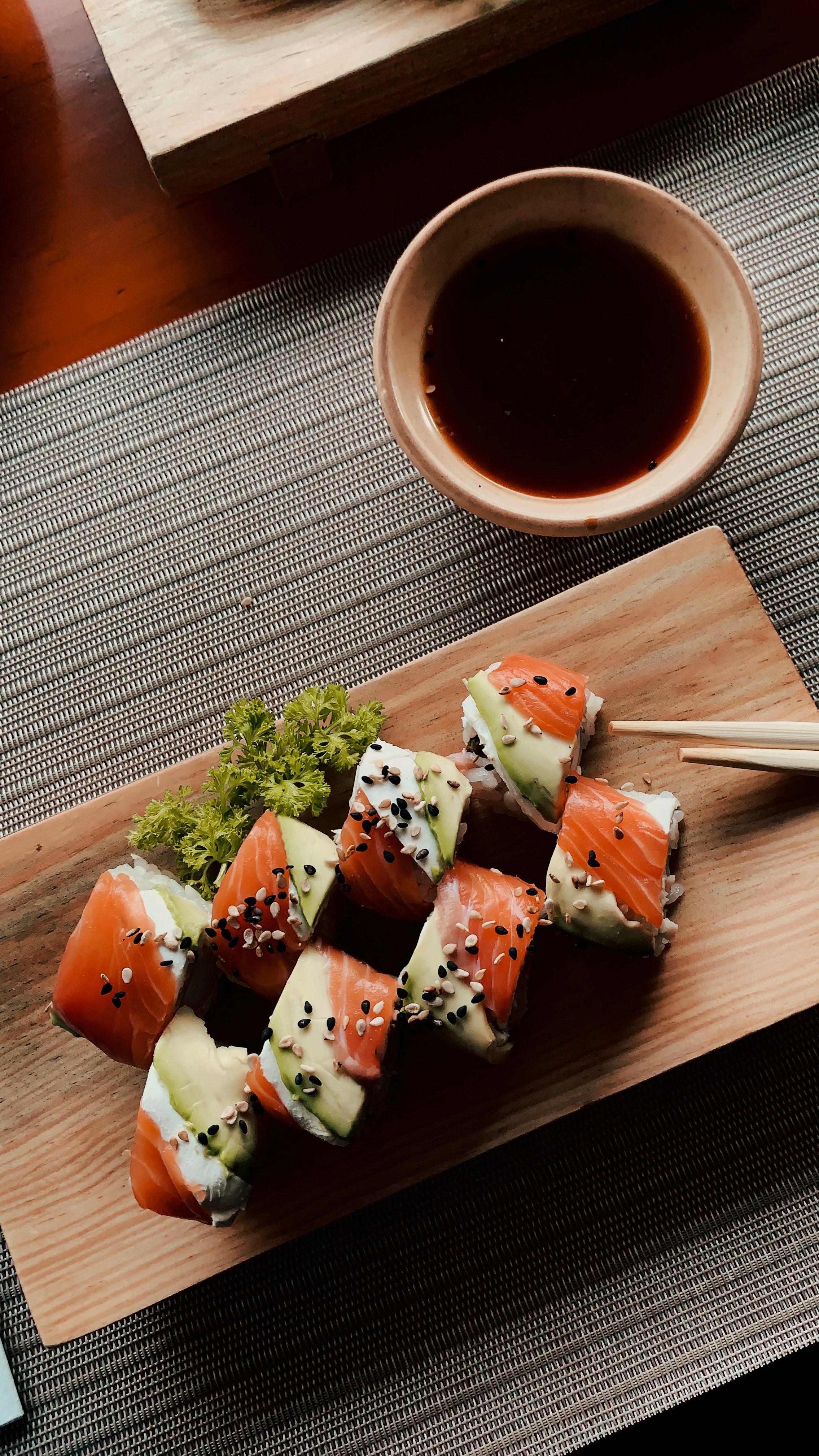 Rouleaux de sushi sur une planche en bois | Source : Unsplash