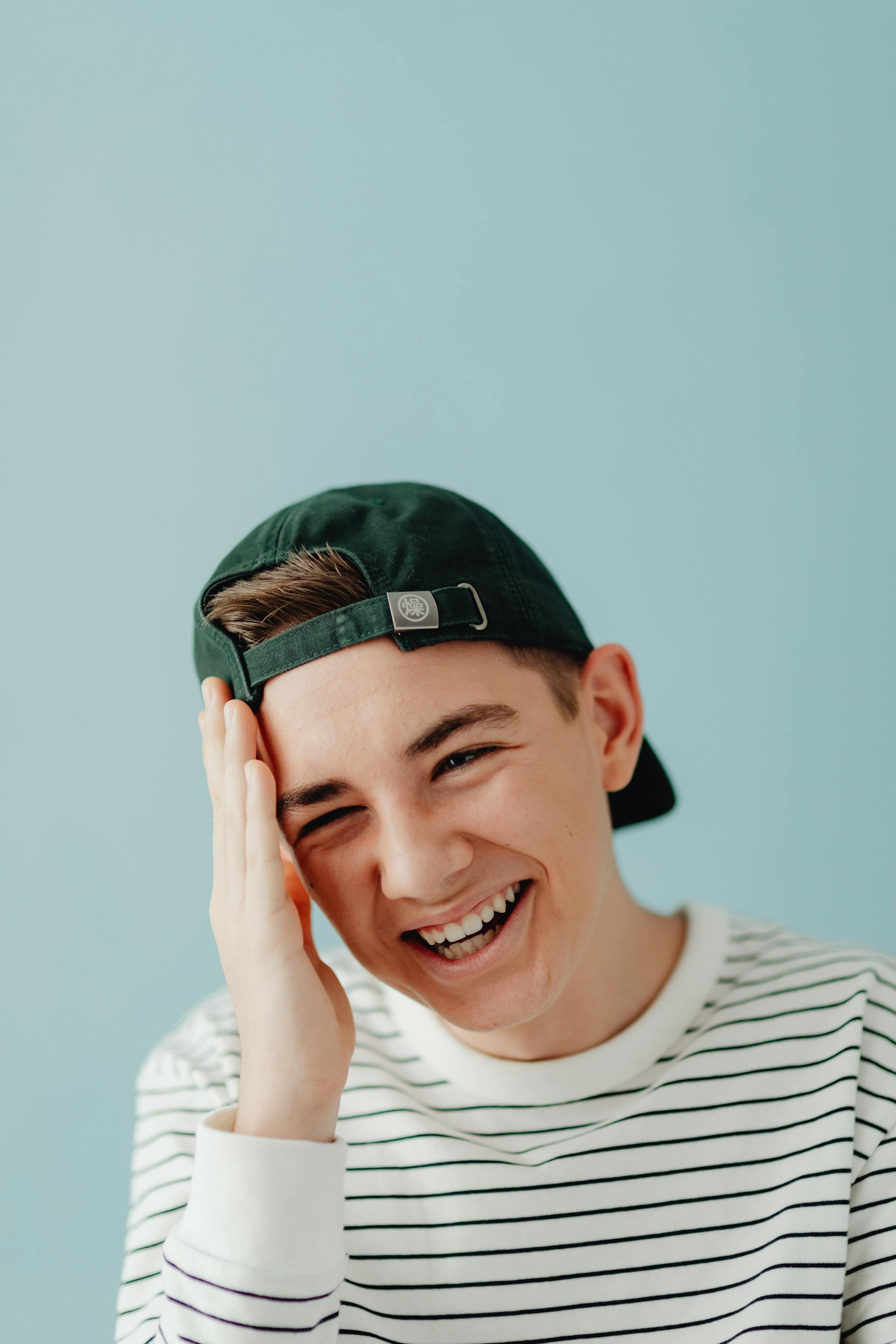 Un adolescent qui rit | Source : Pexels
