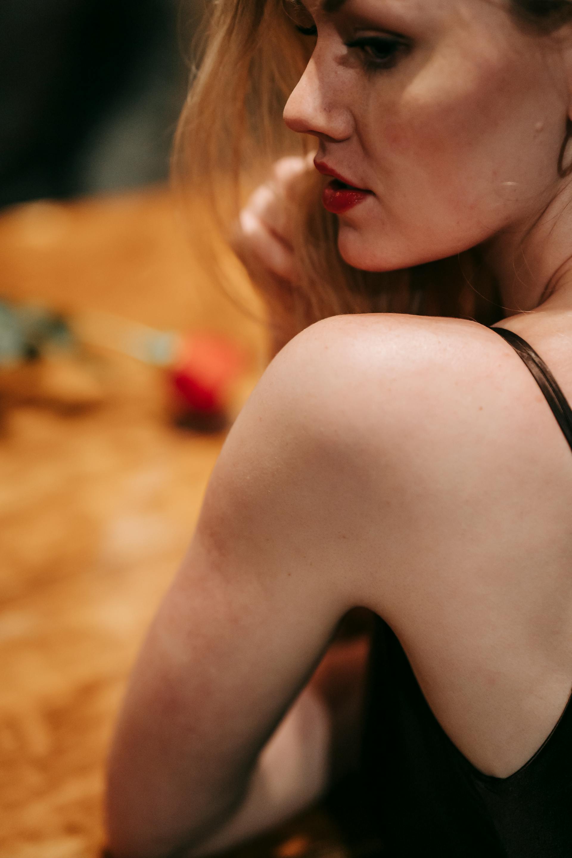 Une femme regardant par-dessus son épaule | Source : Pexels
