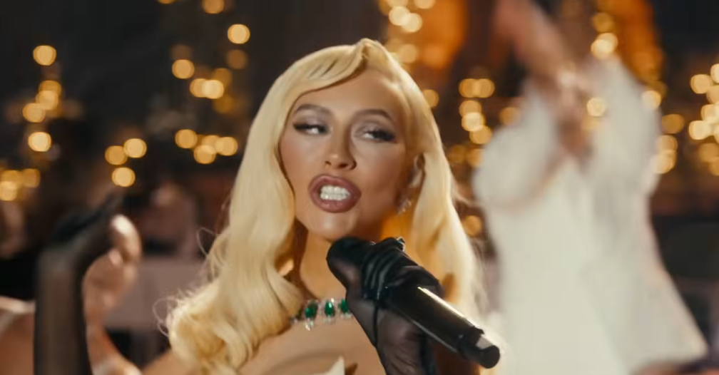 Le visage d'Aguilera s'est également affiné et semble désormais plus jeune, ce qui a surpris les internautes. | Source : Youtube/Christina Aguilera