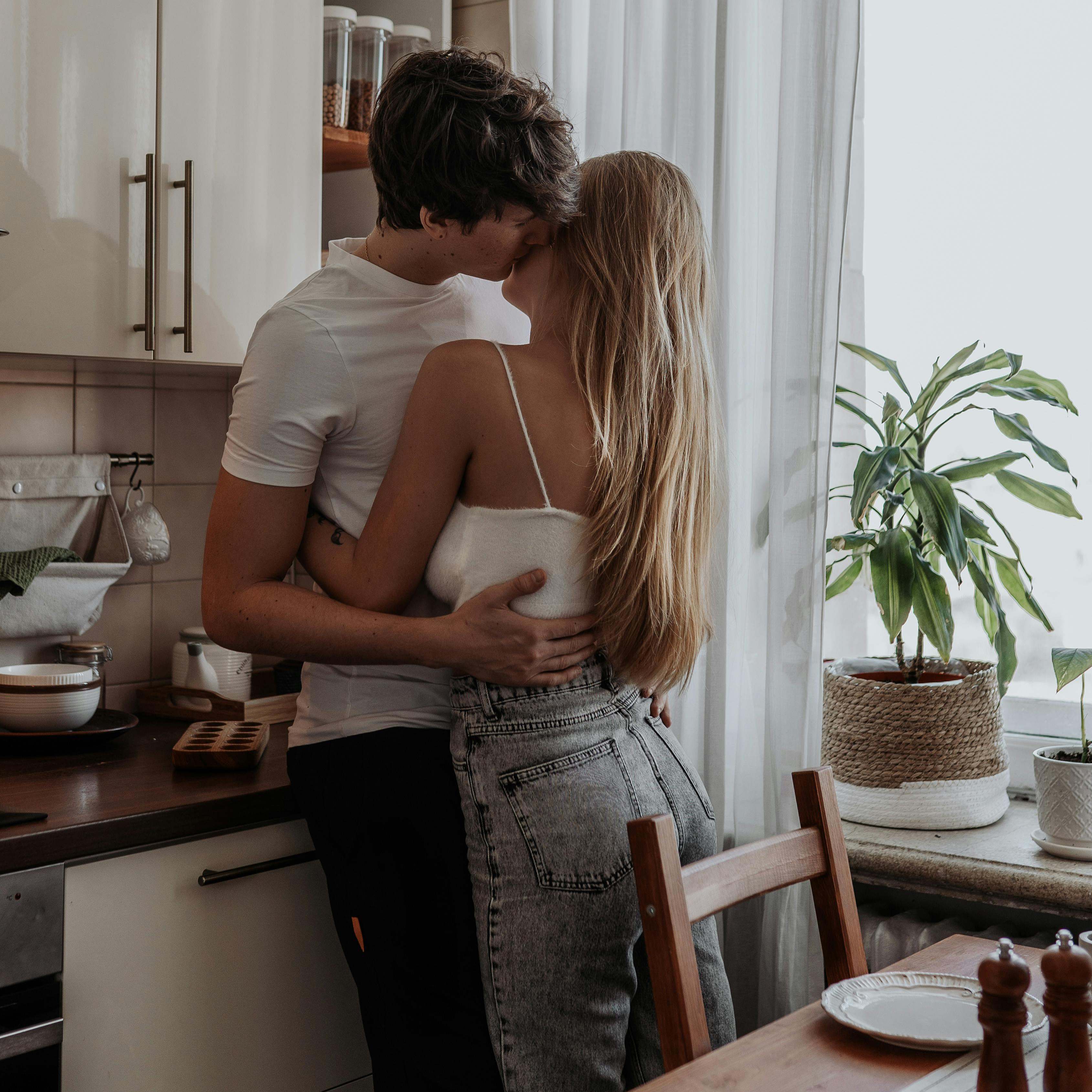 Un couple en train de s'enlacer | Source : Pexels