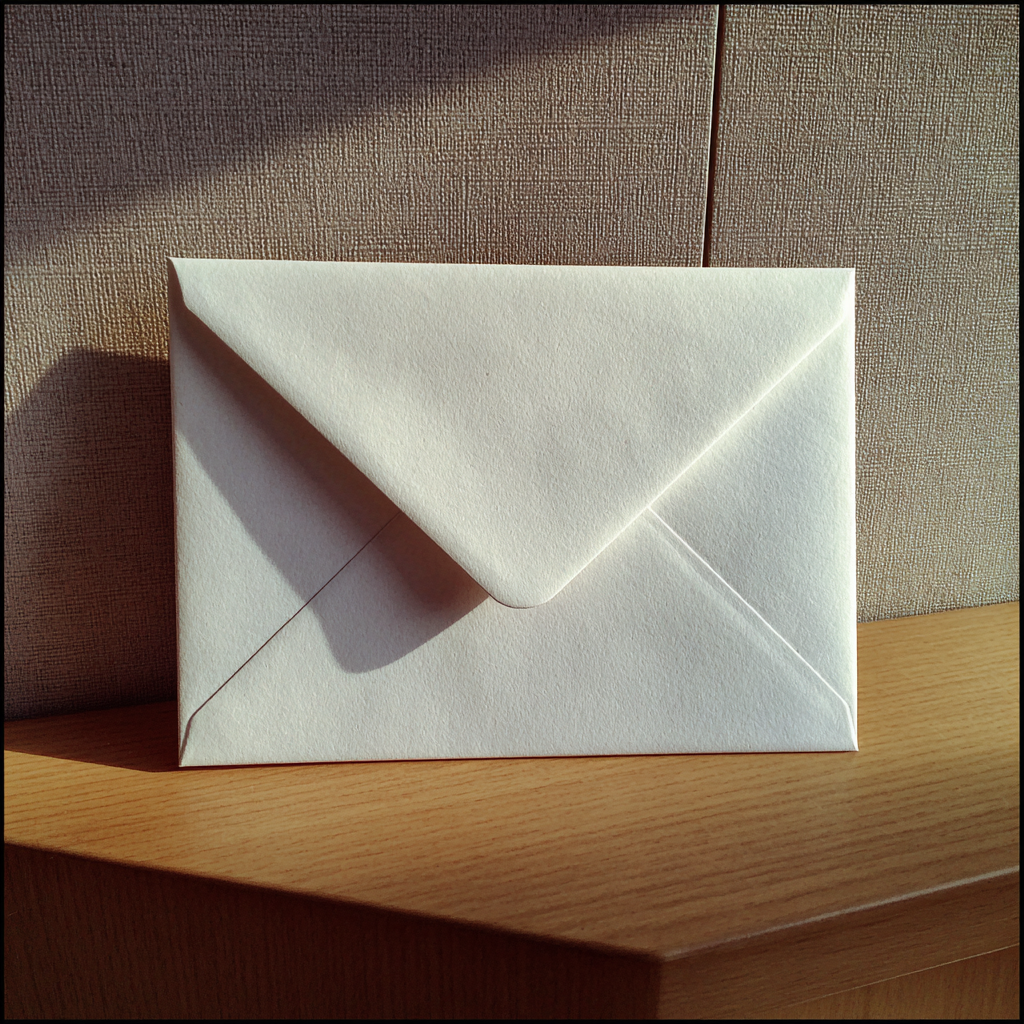 Une enveloppe posée sur une table | Source : Midjourney