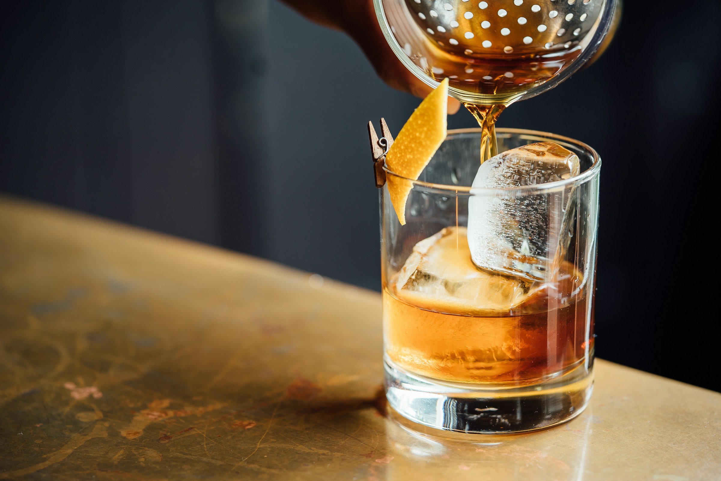 Une boisson en train d'être versée | Source : Unsplash