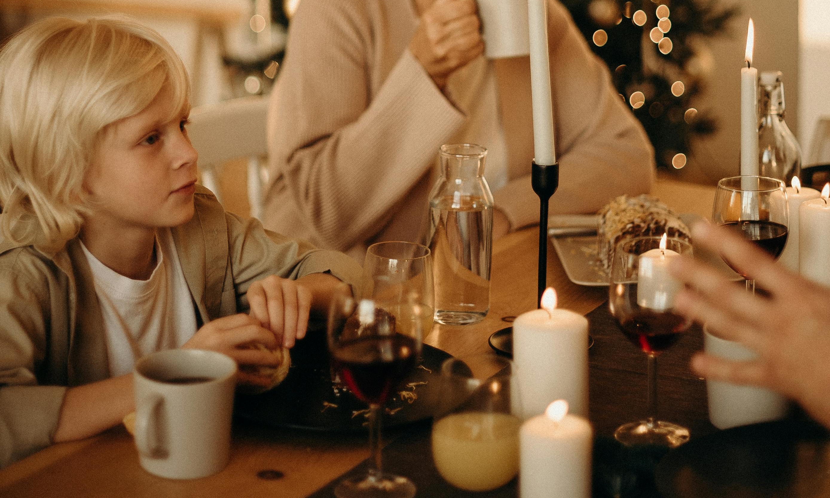 Un garçon à table lors d'un repas familial | Source : Pexels