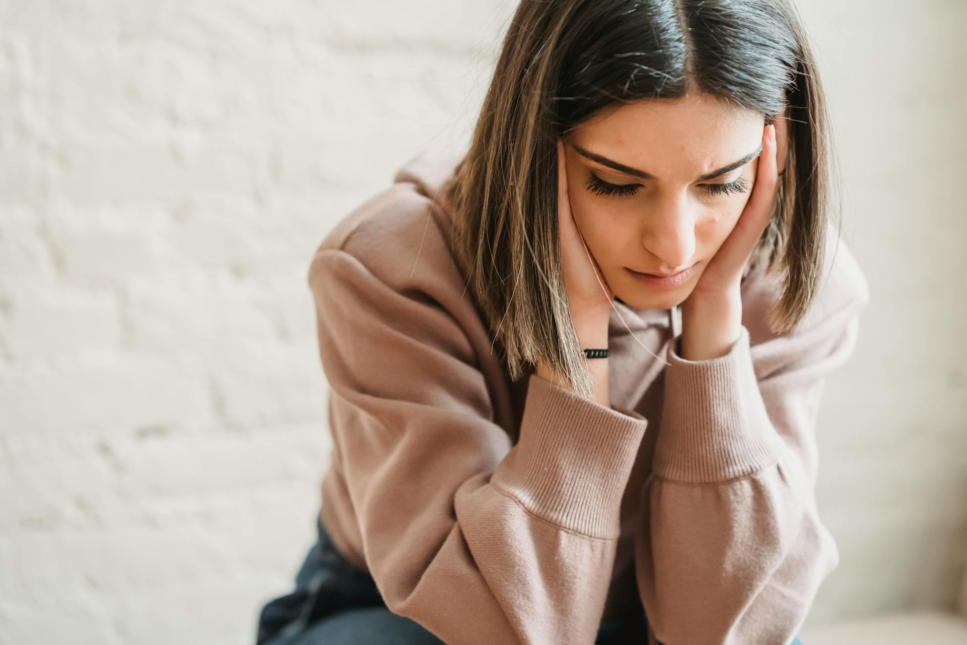 Une femme qui regarde vers le bas | Source : Pexels