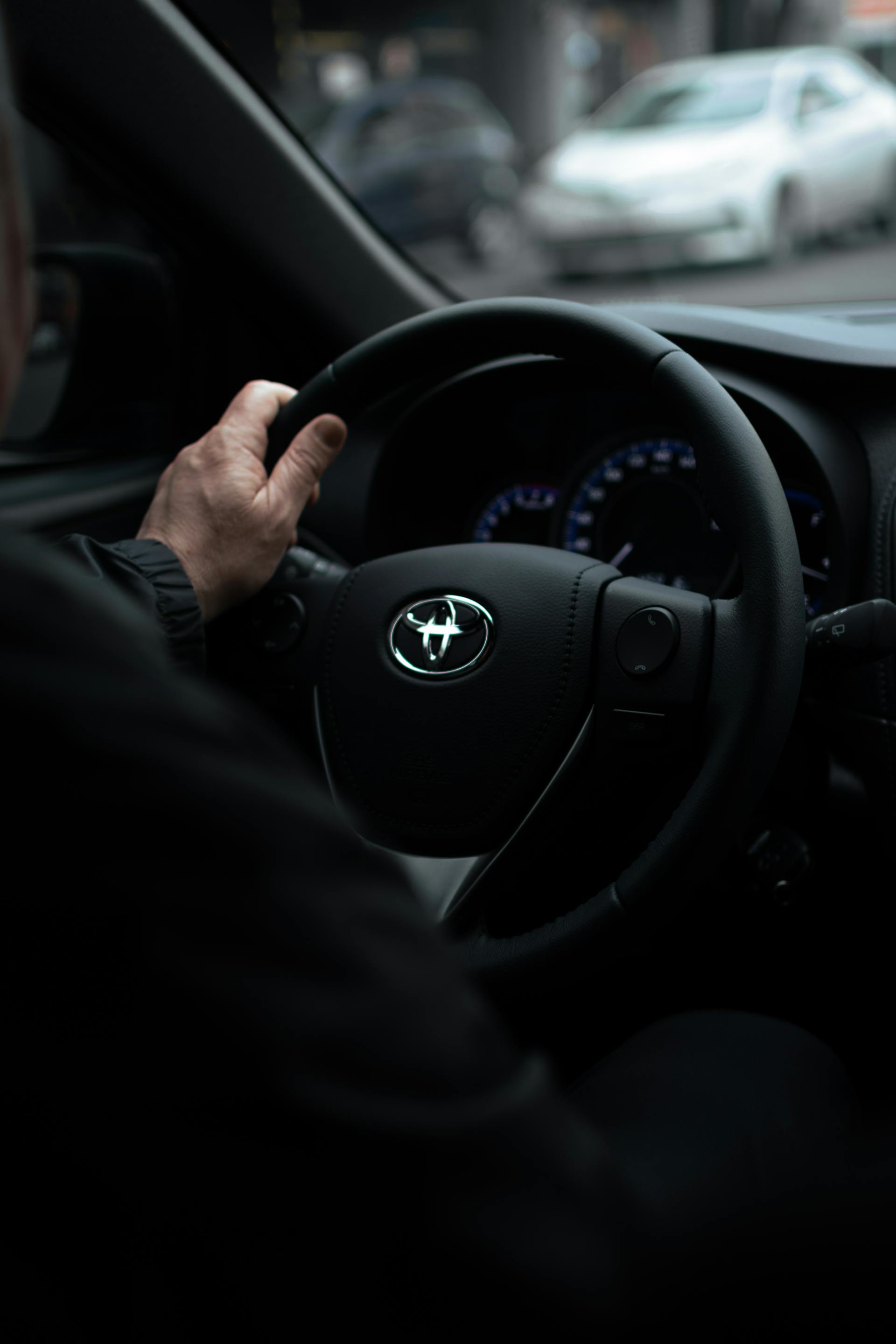 Un homme au volant d'une voiture | Source : Pexels
