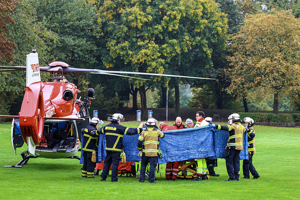 Les pompiers et les secouristes transportent Iris Stalzer, la maire nouvellement élue de Herdecke, sur une civière avant qu'elle ne soit évacuée par hélicoptère, après avoir été grièvement blessée lors d'une attaque au couteau le 7 octobre 2025 à Herdecke, dans l'ouest de l'Allemagne. | Source : Getty Images