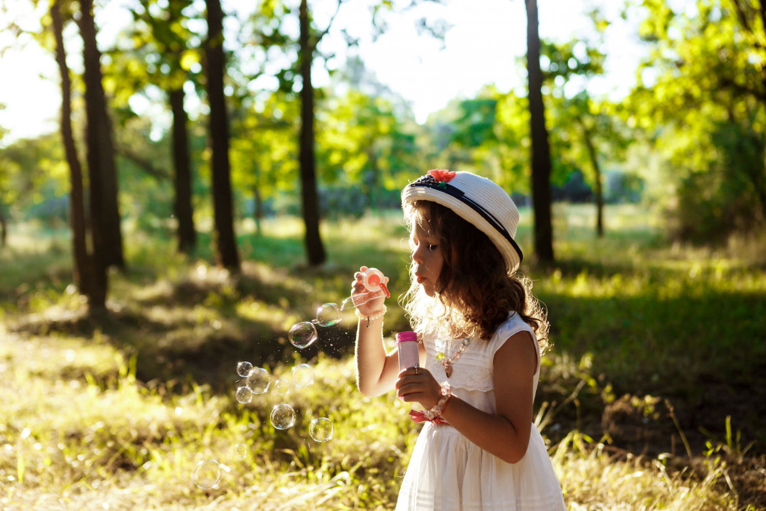 Une petite fille soufflant des bulles de savon | Source : Freepik