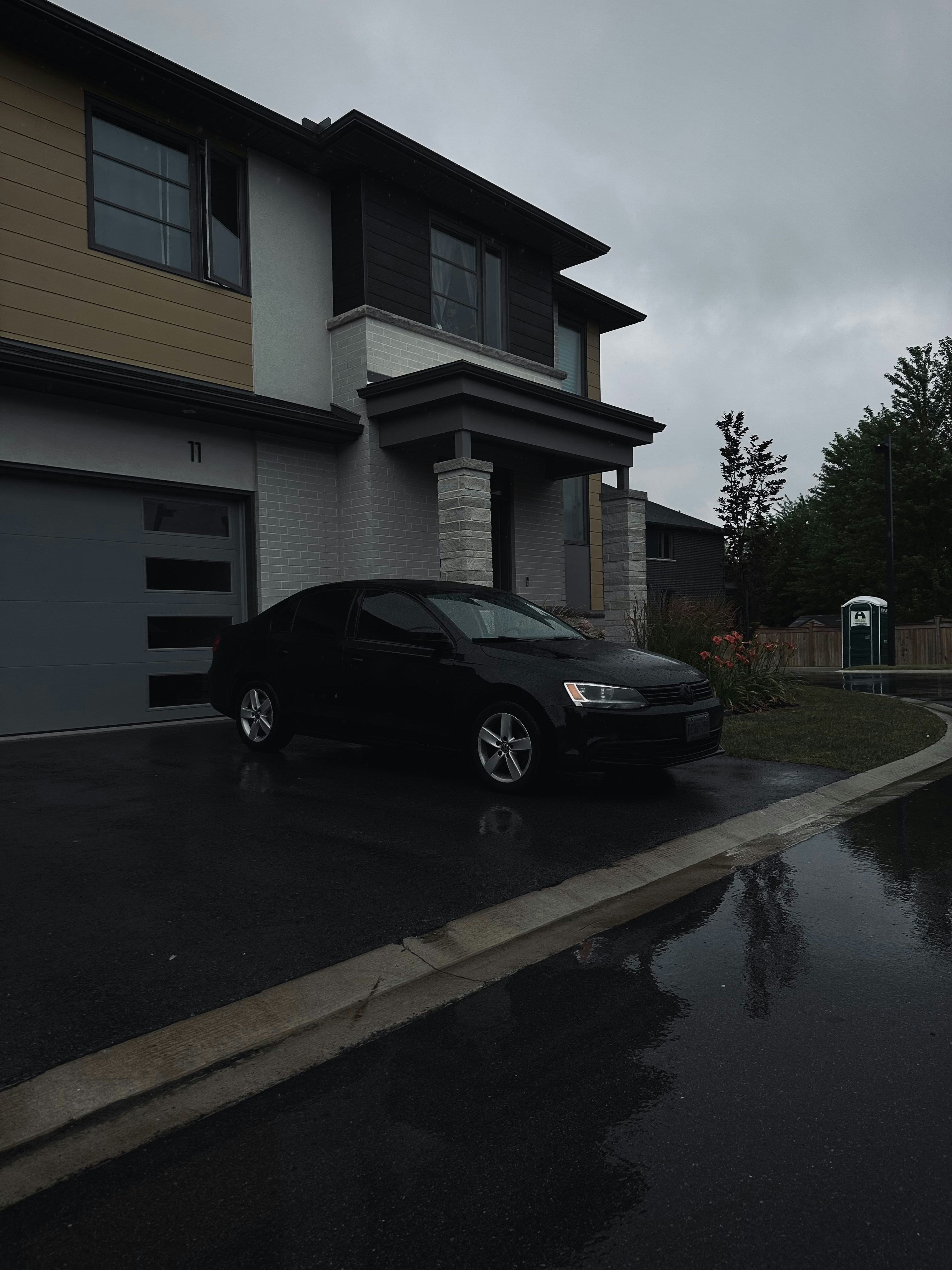 Une voiture garée devant une maison | Source : Unsplash
