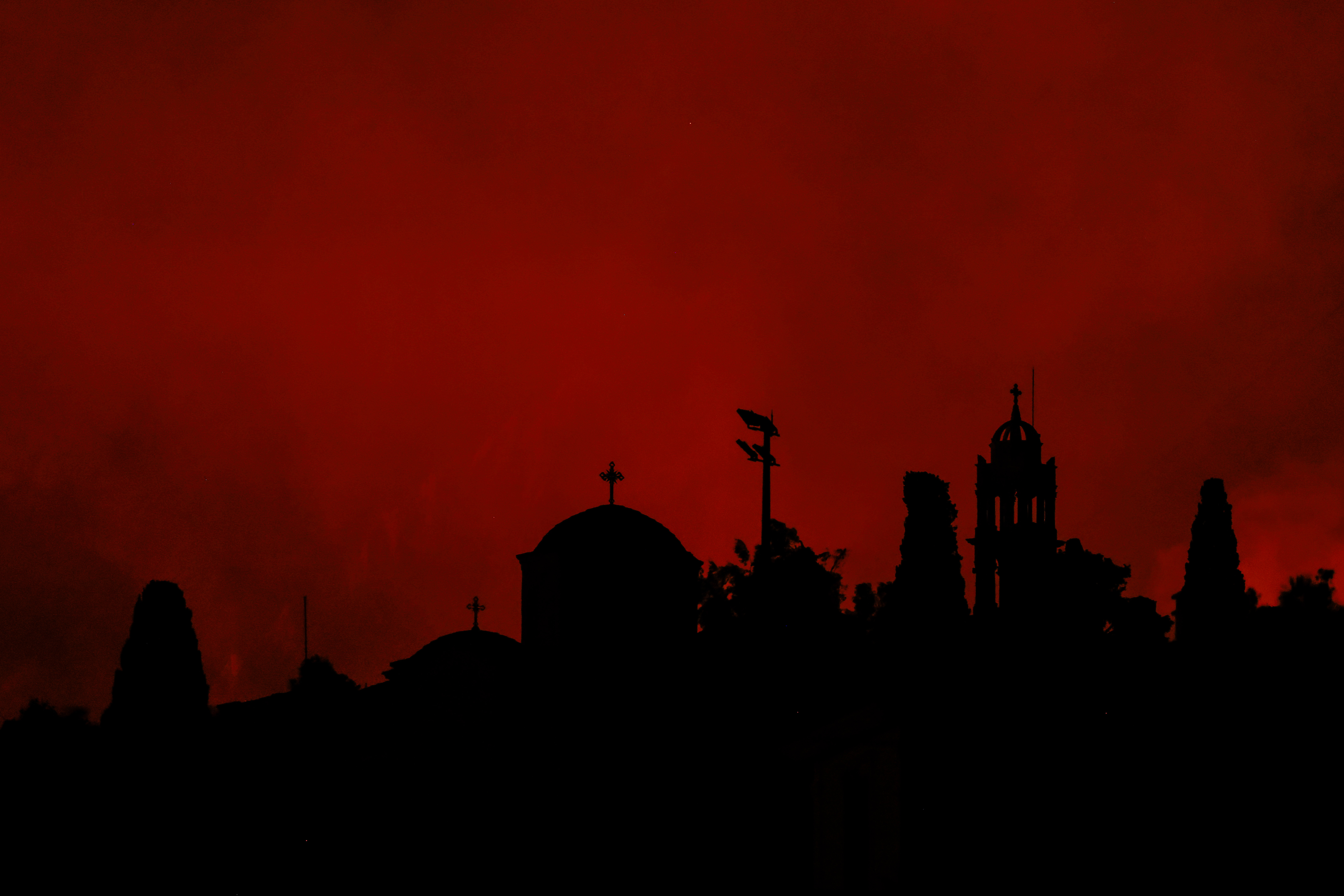 De la fumée s'élève alors que les pompiers interviennent sur l'incendie qui s'est déclaré à Chios, en Grèce, le 22 juin 2025 I Source : Getty Images