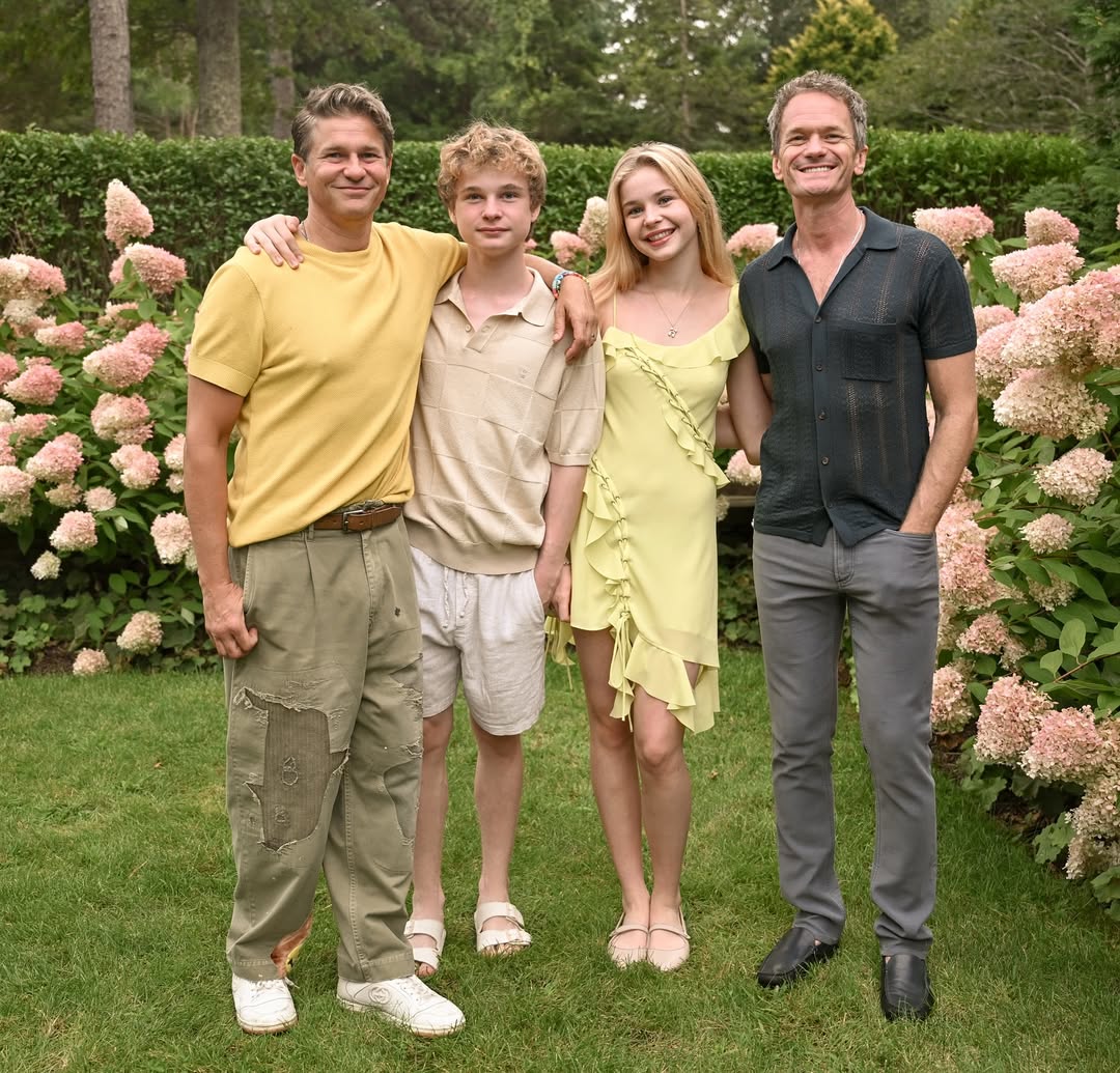 David Burtka et Neil Patrick Harris avec leurs jumeaux, dans une publication datée du 25 août 2025. | Source : Instagram/nph