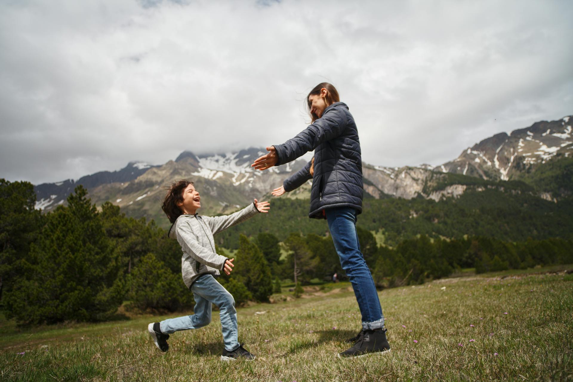 Un garçon qui court vers sa mère | Source : Pexels