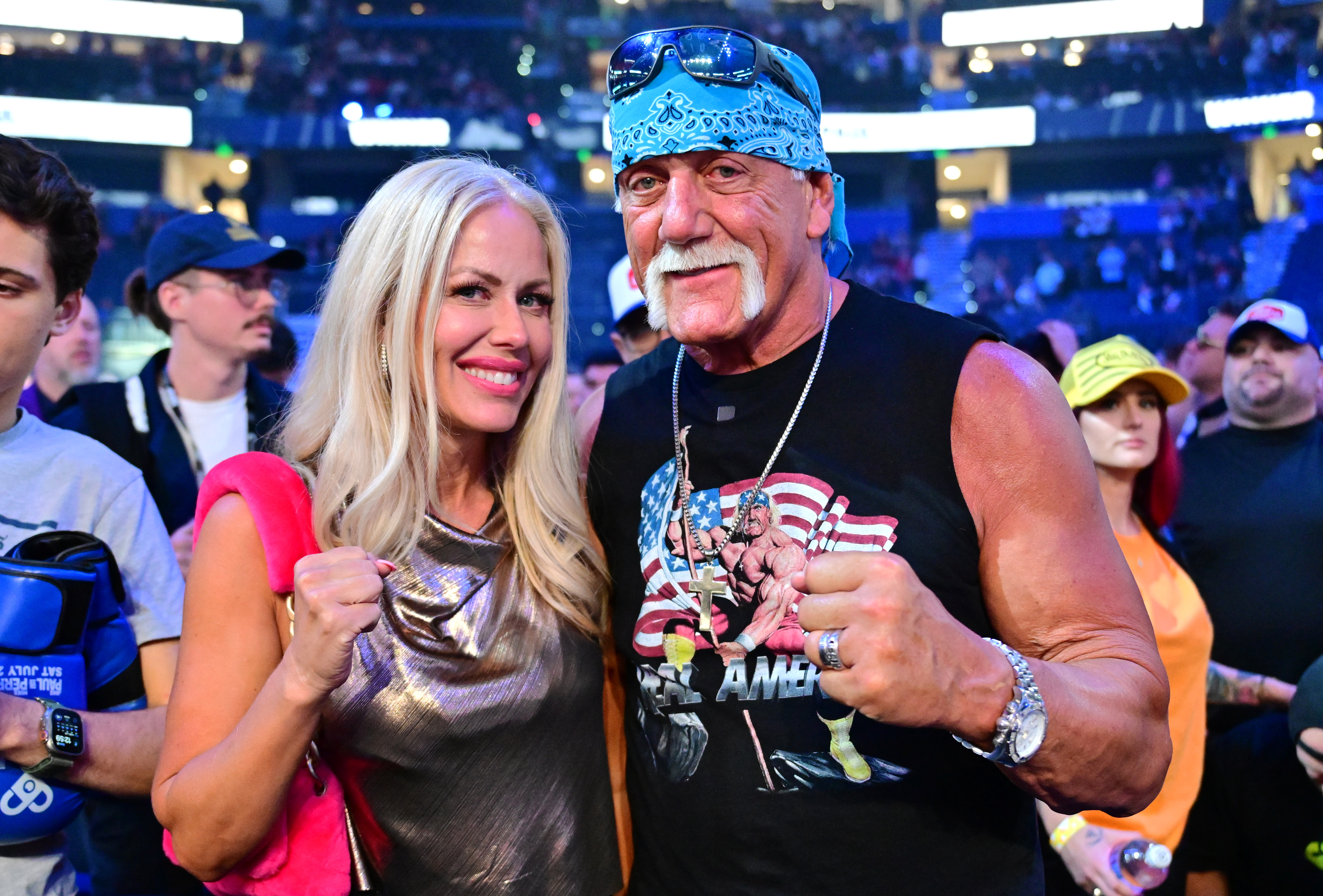 Hulk Hogan pose avec sa femme Sky Daily lors de l'événement principal Jake Paul vs Mike Perry à l'Amalie Arena le 20 juillet 2024 | Source : Getty images
