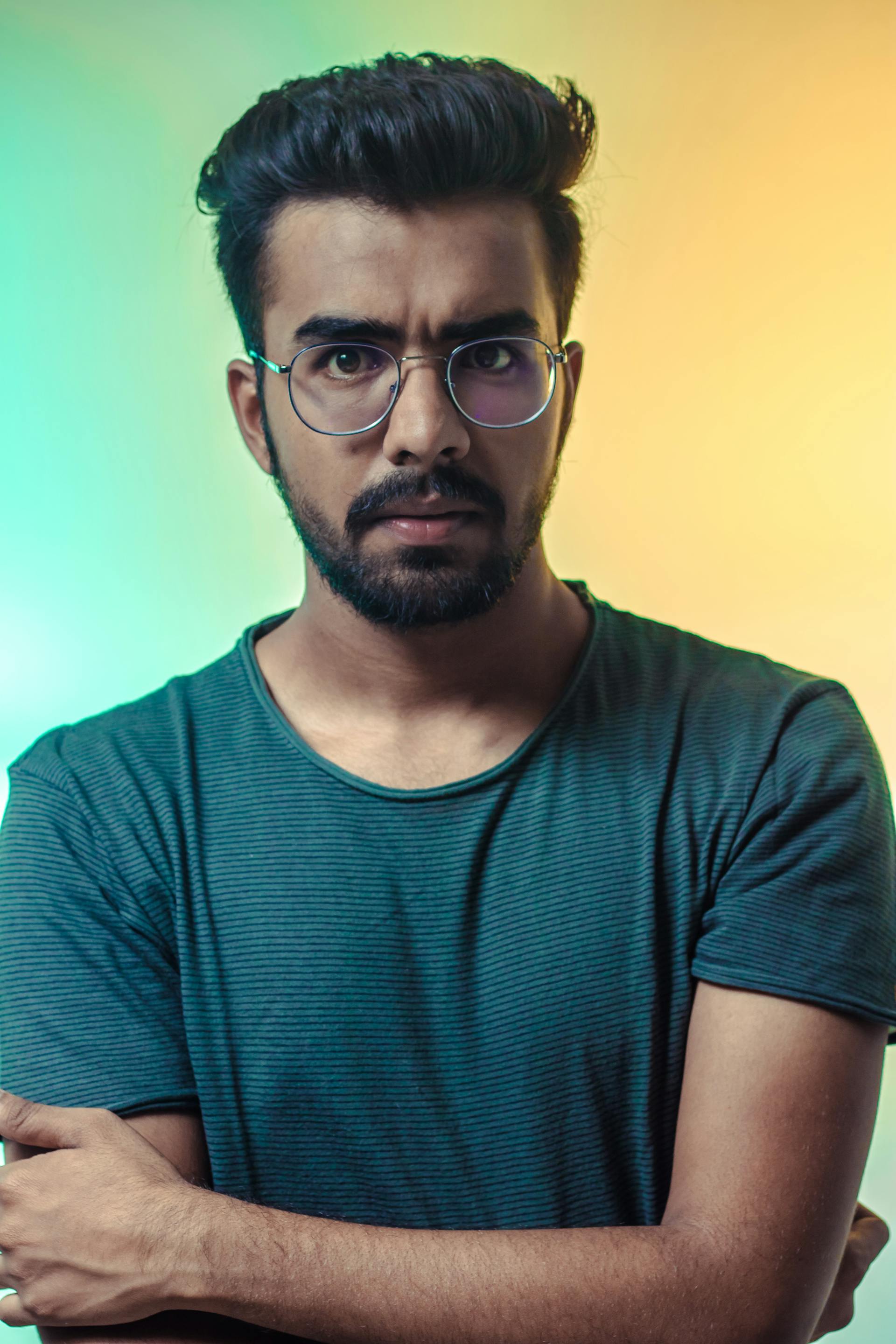 Un homme qui regarde quelqu'un avec inquiétude | Source : Pexels