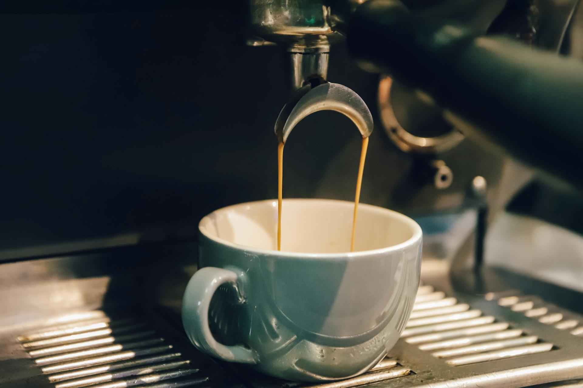 Café versé dans une tasse | Source : Pexels