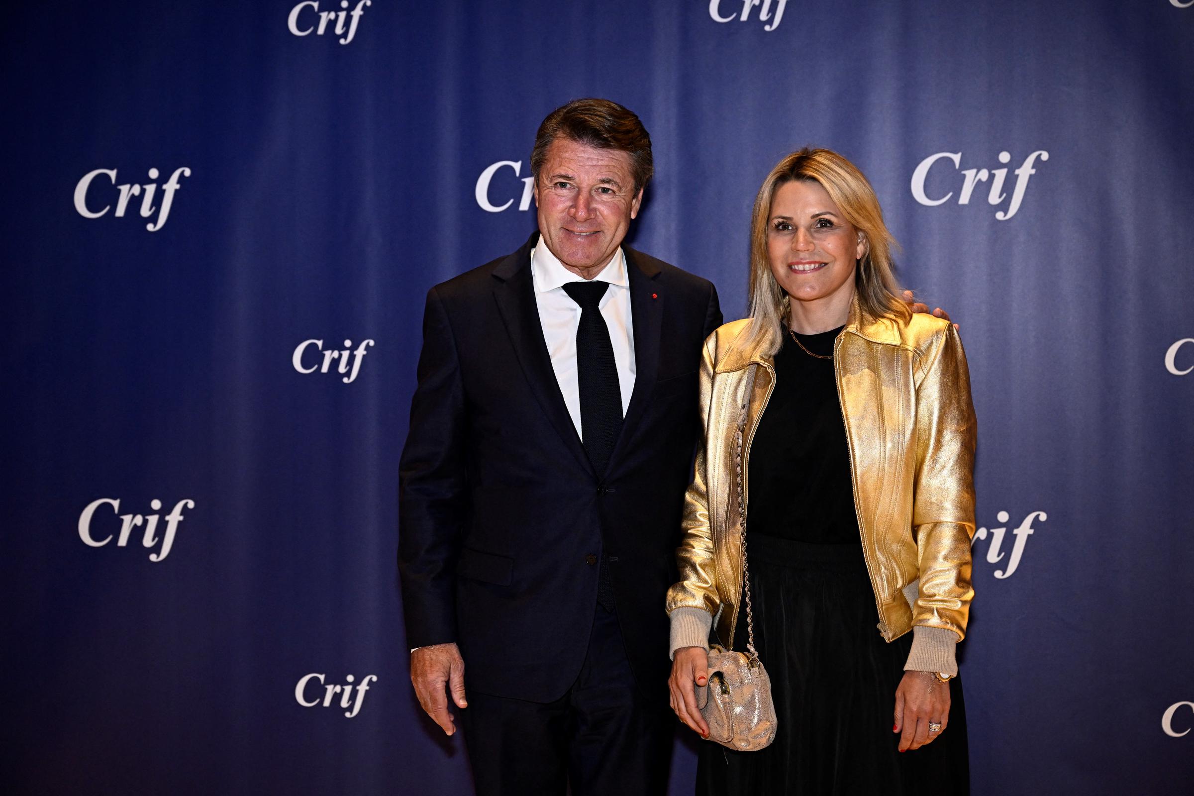 Le maire de Nice, Christian Estrosi (à gauche), pose avec son épouse Laura Tenoudji à leur arrivée au dîner annuel du Conseil représentatif des institutions juives de France (CRIF) au Carrousel du Louvre à Paris, le 6 mai 2024 I Source : Getty Images