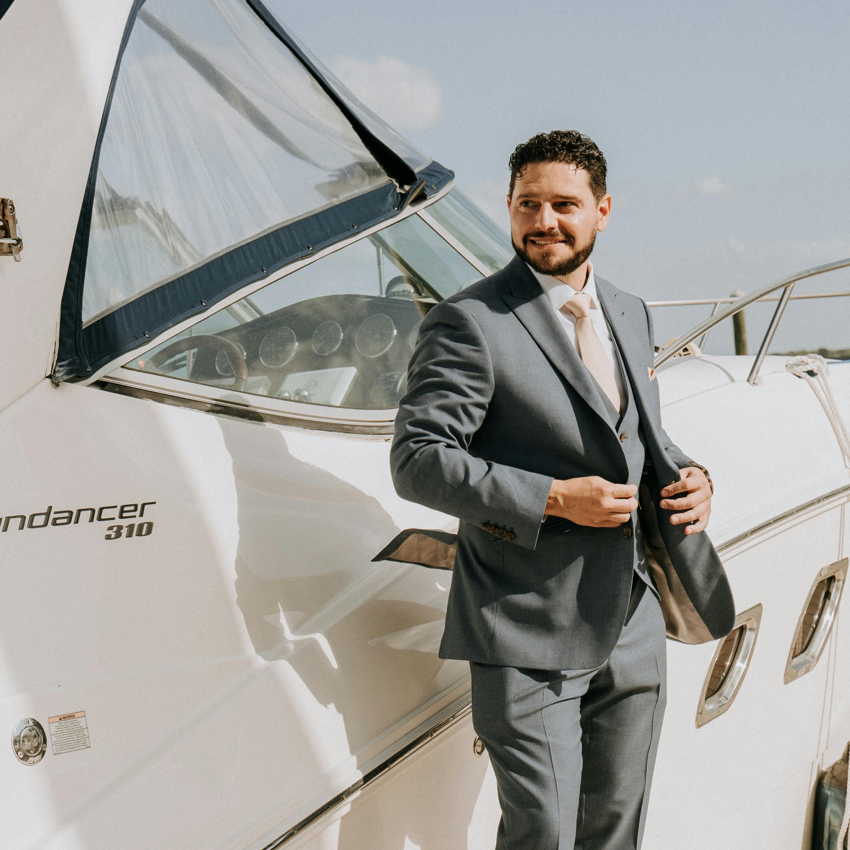 Un homme prenant position sur le pont d'un yacht | Source : Pexels