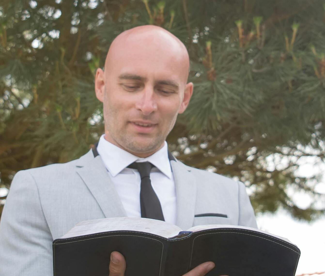 Un officiant de mariage en train de lire un livre | Source : Pexels
